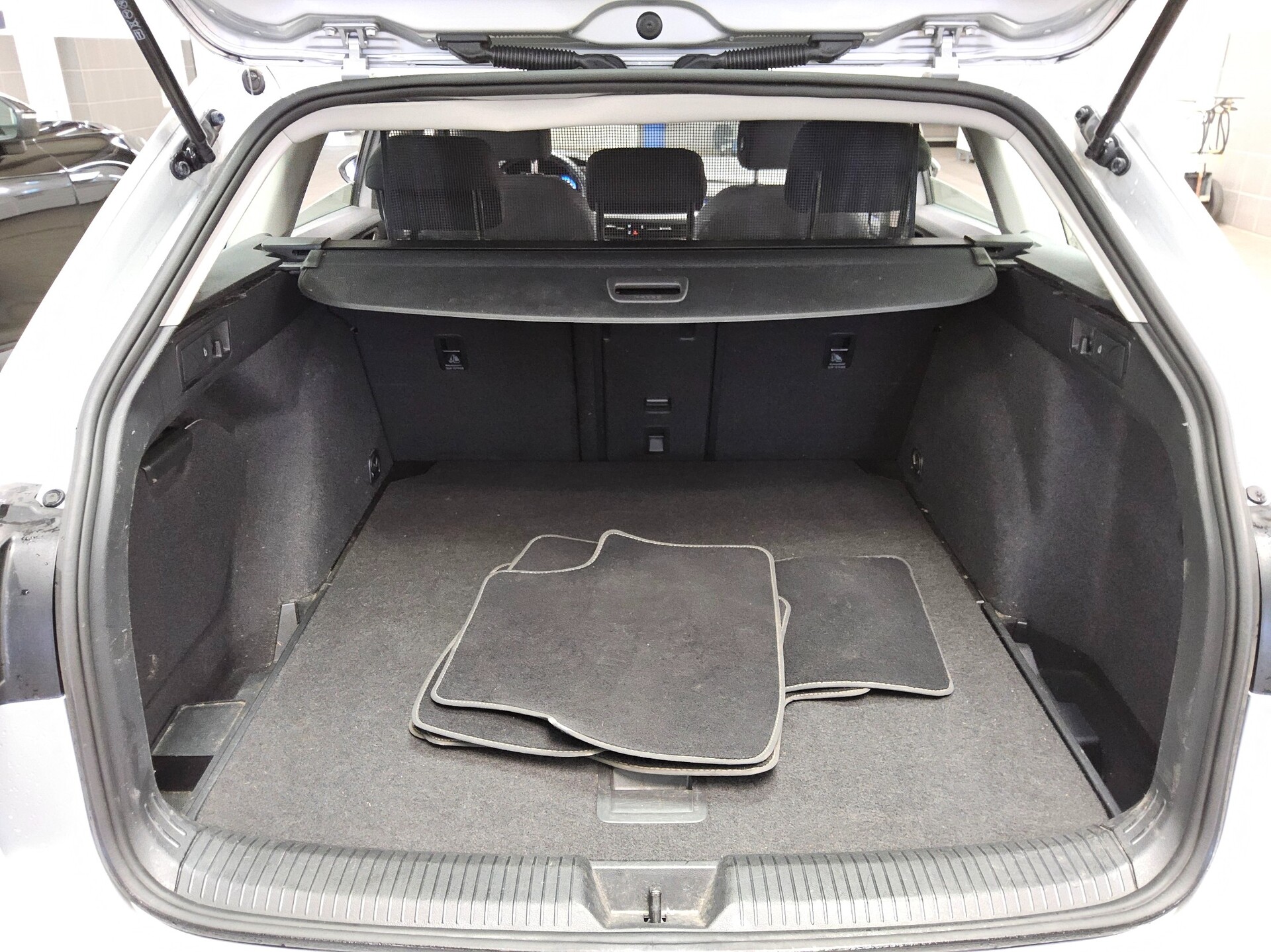 Volkswagen Golf-8 Var. 2.0 TDI Life Navi LED Shz ACC PDC DC 12