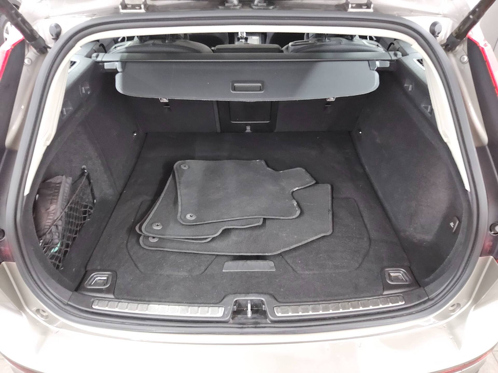 Volvo V60 B4 Inscription Navi LED Panorama AHK Kamera 13