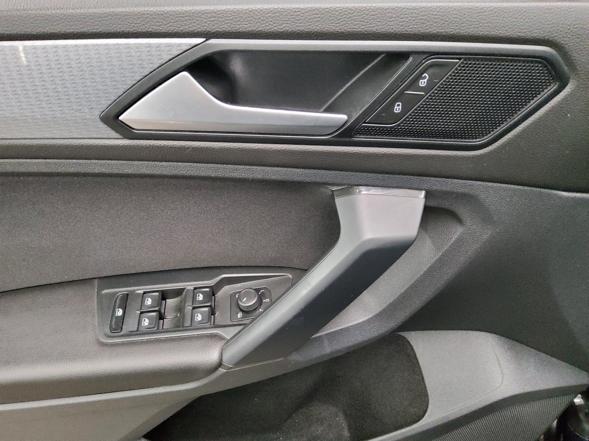 Volkswagen Tiguan 2.0 TDI Life Navi LED RfK AHK ACC PDC Shz 9