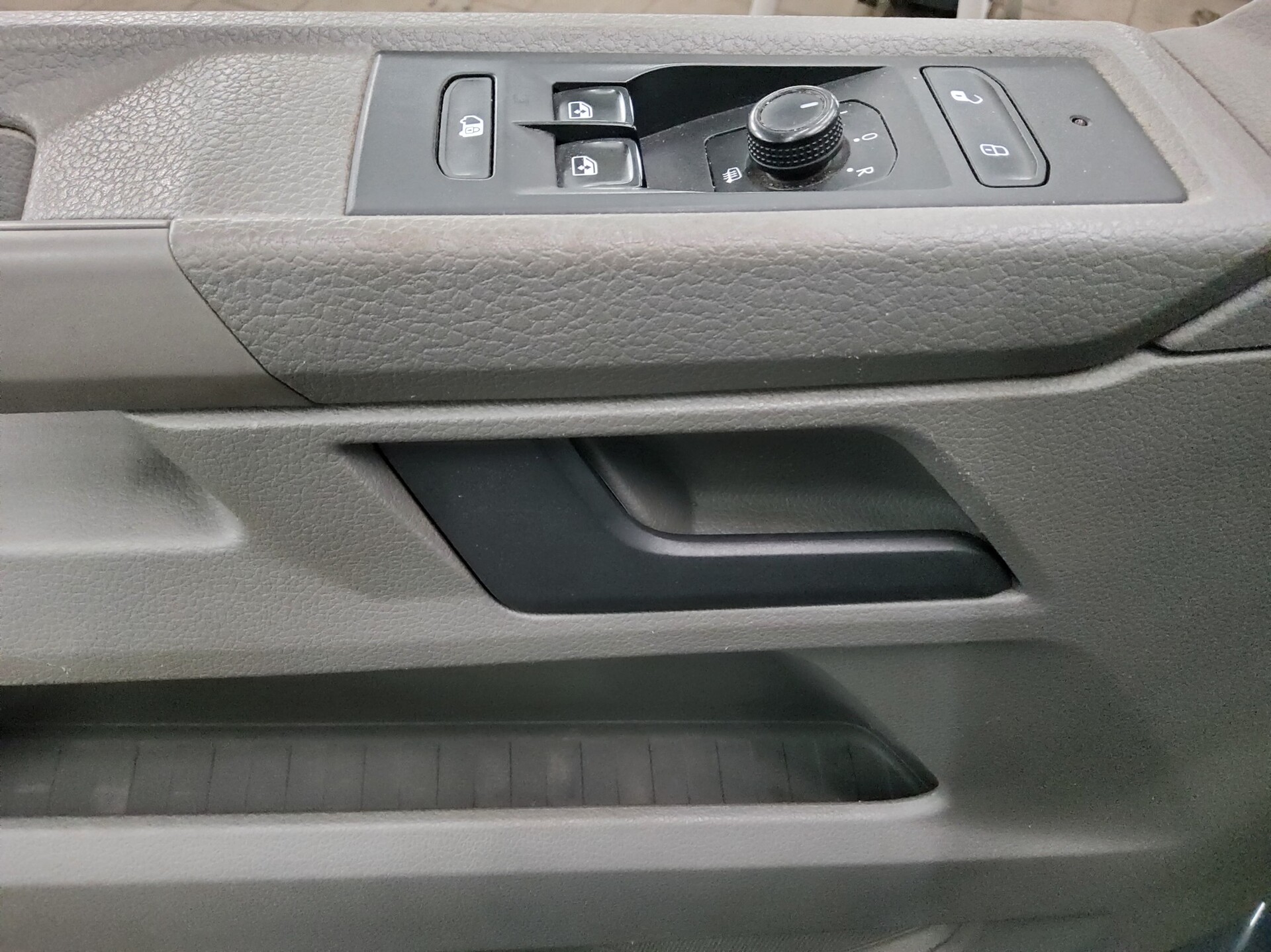 Volkswagen T6.1 2.0 TDI 4M Kasten AHK PDC Tempomat 9