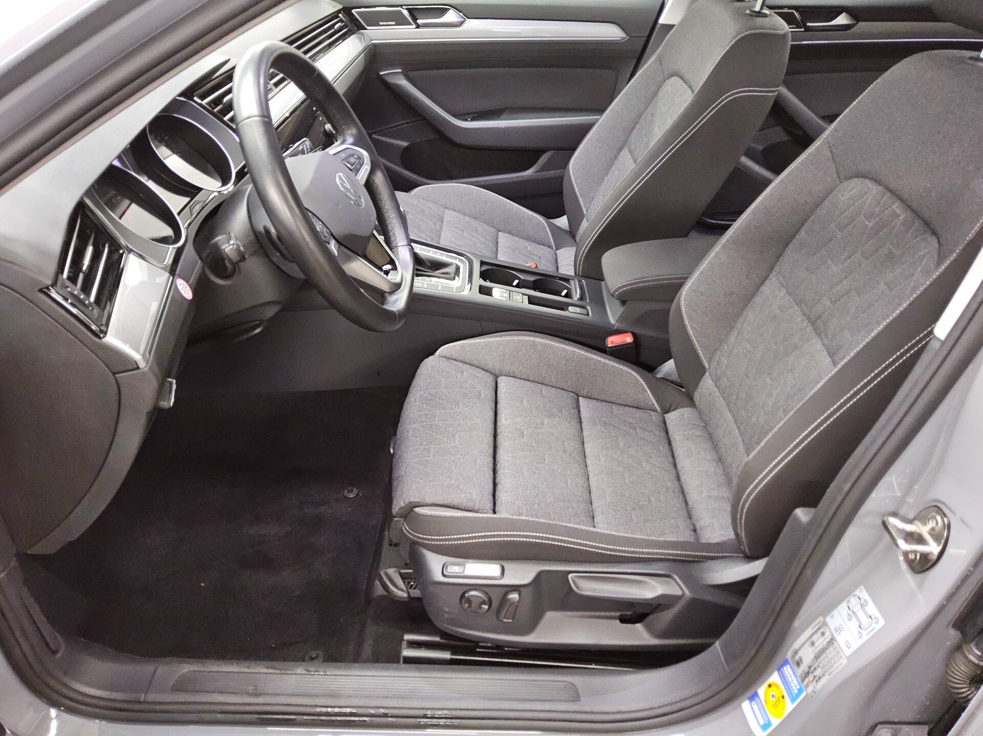 Volkswagen Passat Var. 2.0 TDI Business Navi LED RFK H-K 8