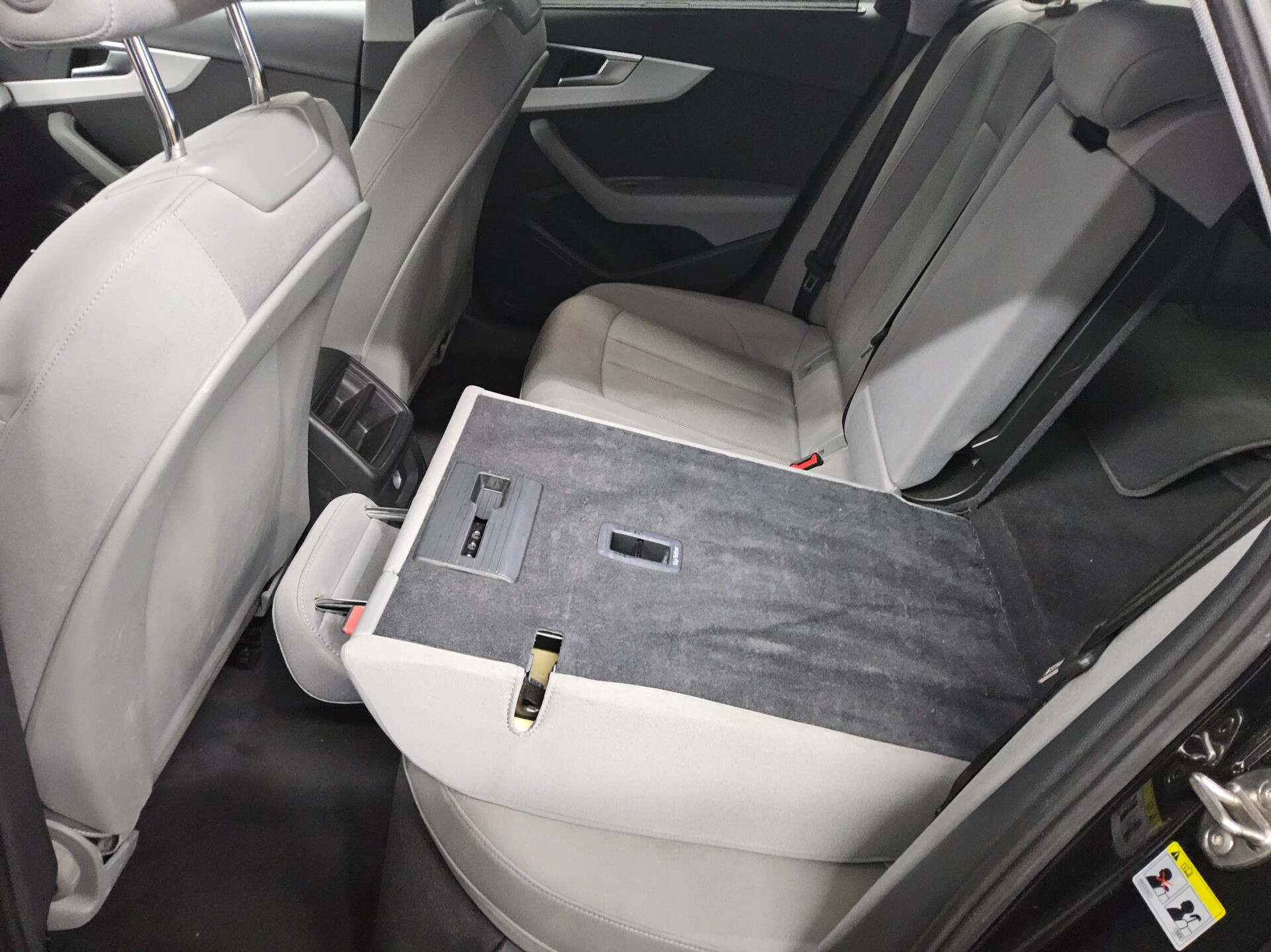 Audi A4 Avant 35 TDI Navi LED RFK HuD AHK ACC Shz PDC 12