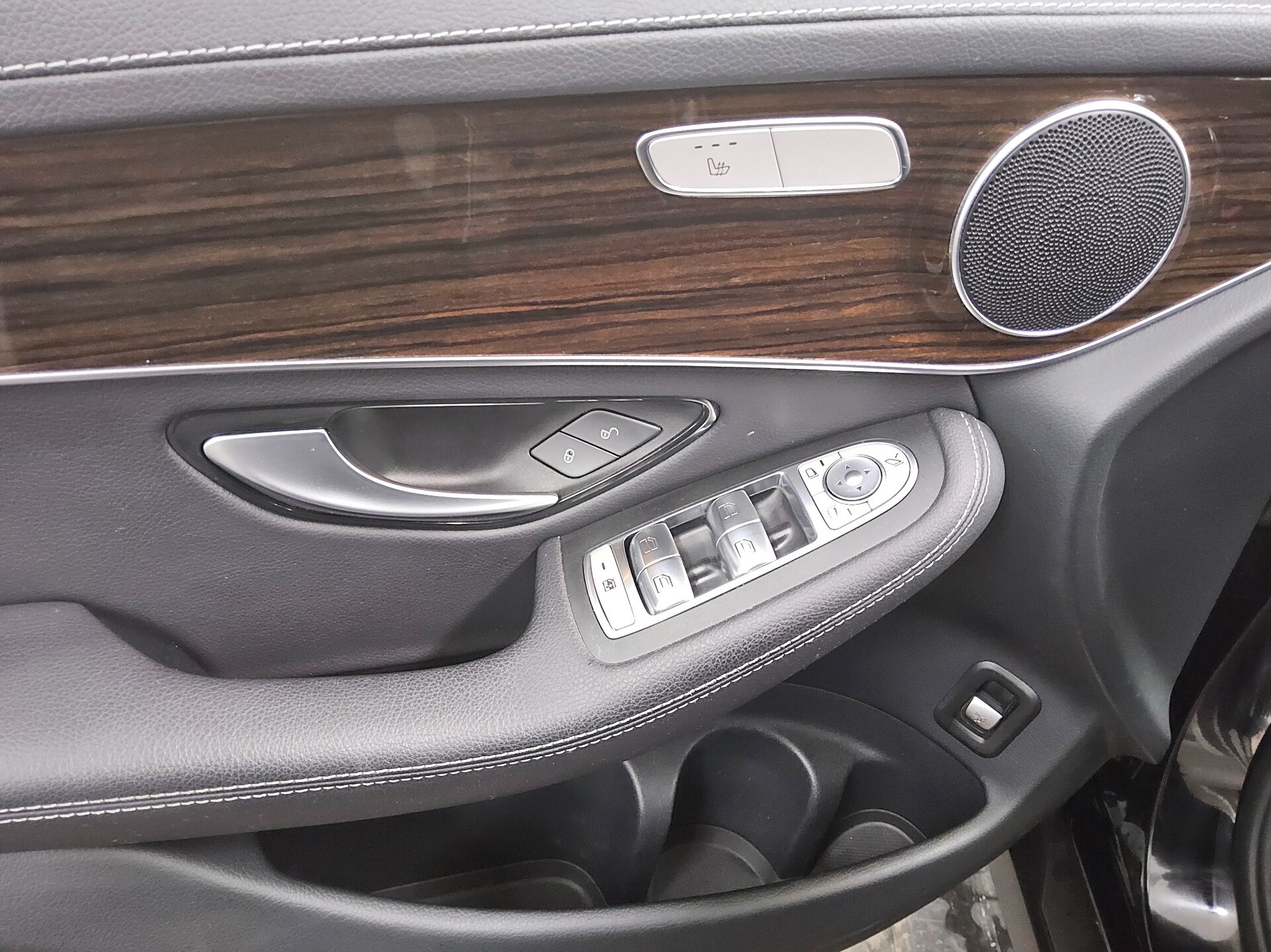 Mercedes-Benz GLC 220 d 4M T-Leder Navi LED AHK Distronic+ 9