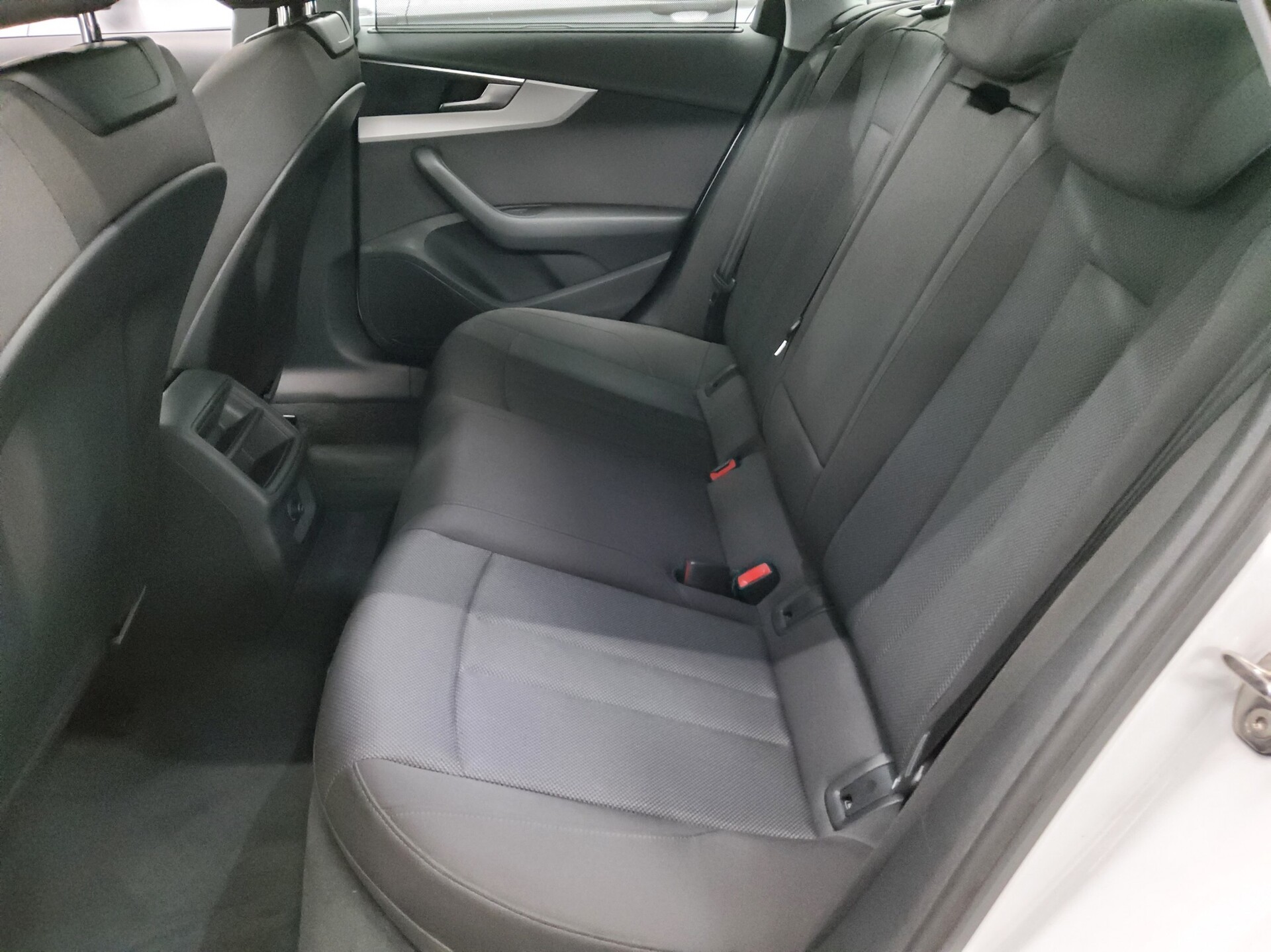 Audi A4 Avant 30 TDI Navi+ LED PDC ACC 13