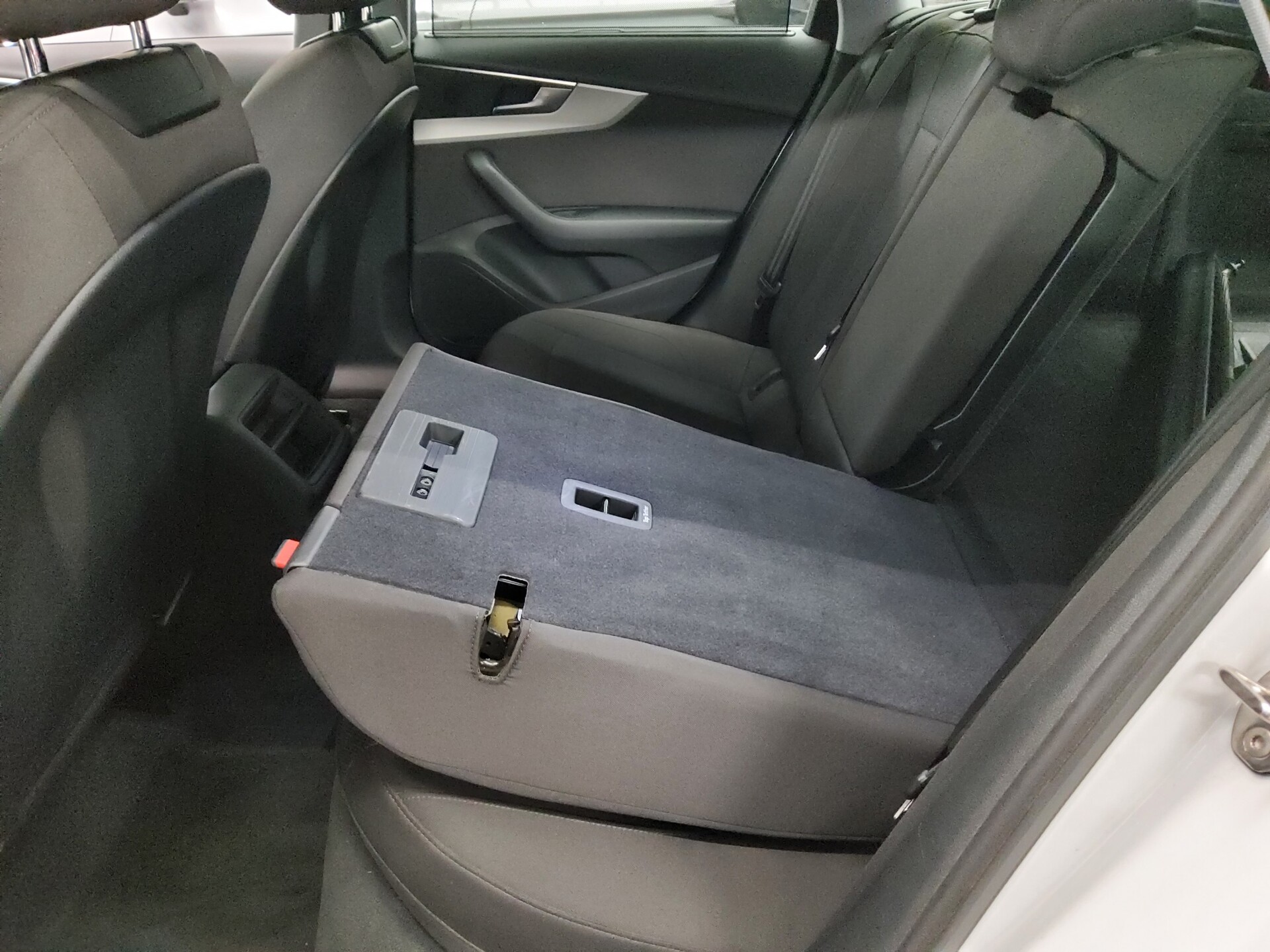 Audi A4 Avant 30 TDI Navi+ LED PDC ACC 12