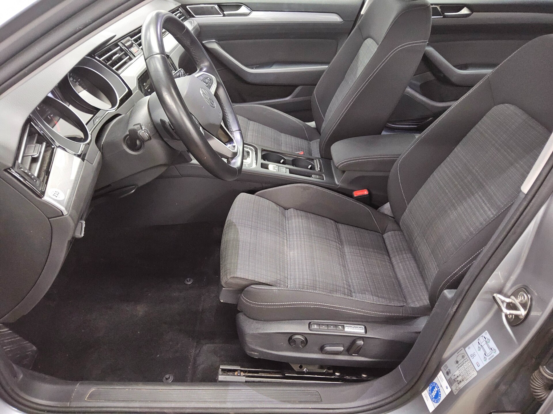 Volkswagen Passat Var. 2.0 TDI Business Navi LED RFK ACC 8