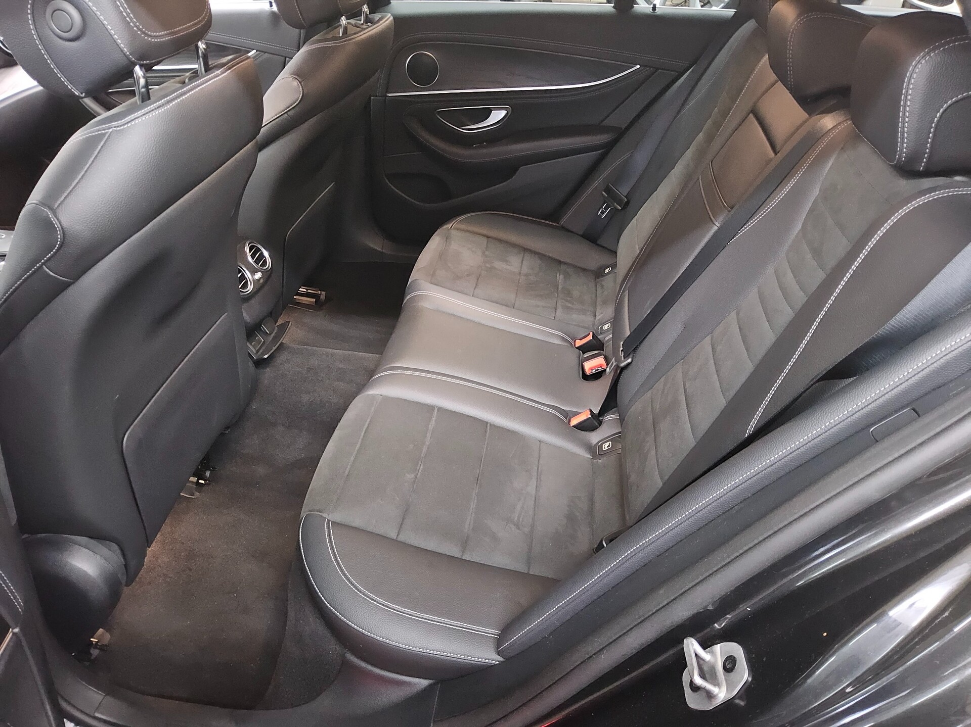 Mercedes-Benz E 300 T de AMG-Line Navi LED Widescreen AHK RFK 13