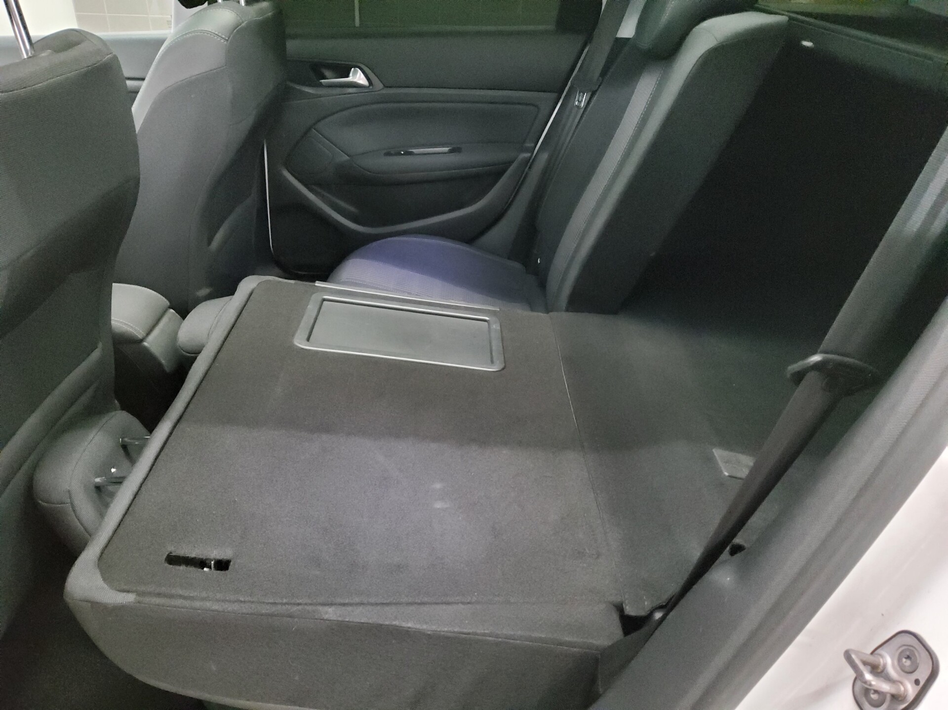 Peugeot 308 1.5 BlueHDi 130 Allure T-Leder Navi Pano AHK 12