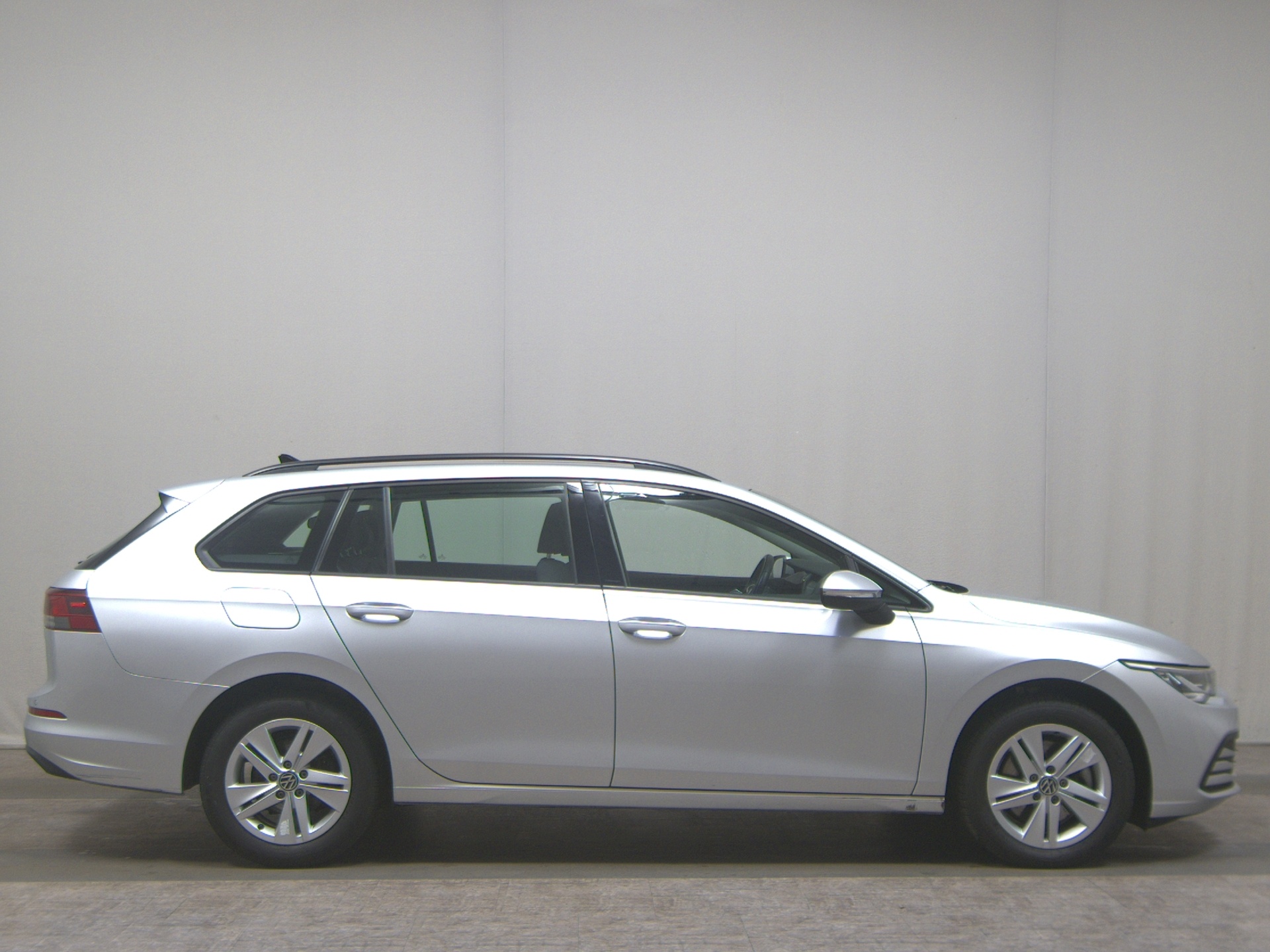 Volkswagen Golf-8 Var. 2.0 TDI Life Navi LED DC AHK PDC