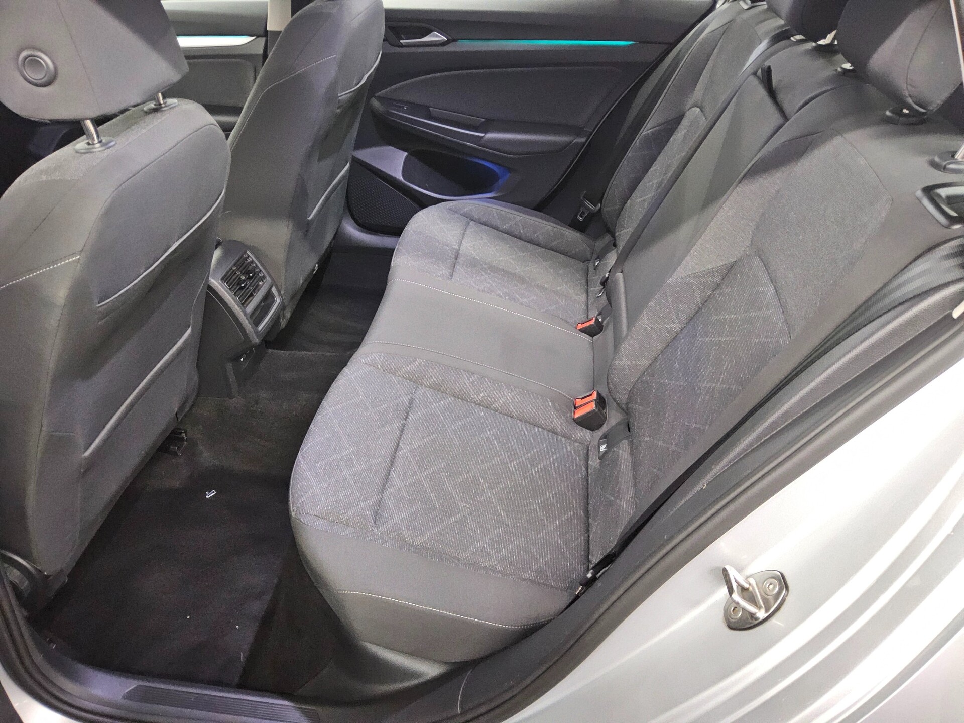 Volkswagen Golf-8 Var. 2.0 TDI Life Navi LED DC AHK PDC 13