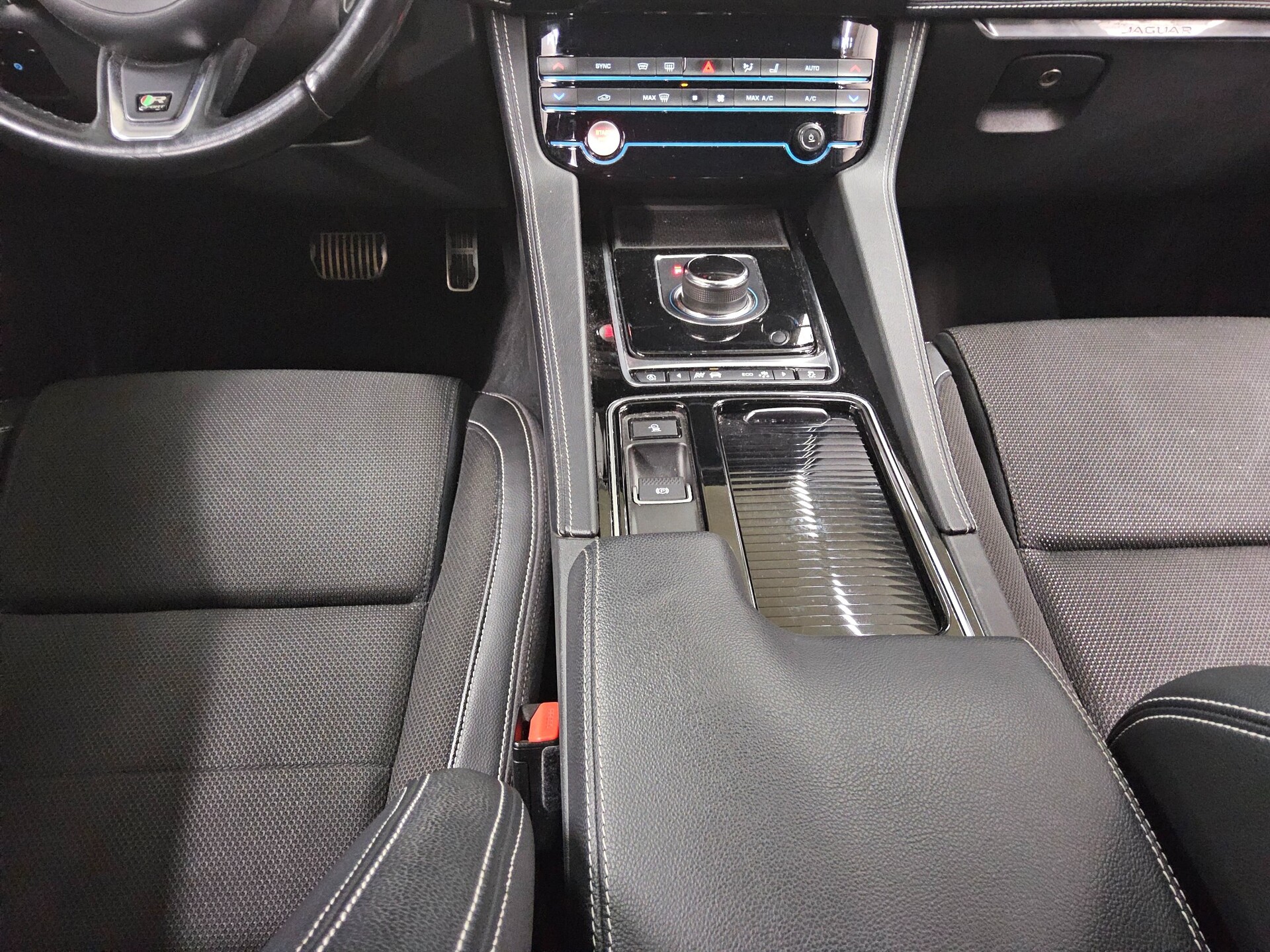 Jaguar F-Pace 20d AWD R-Sport Navi LED 4xShz Kamera 6