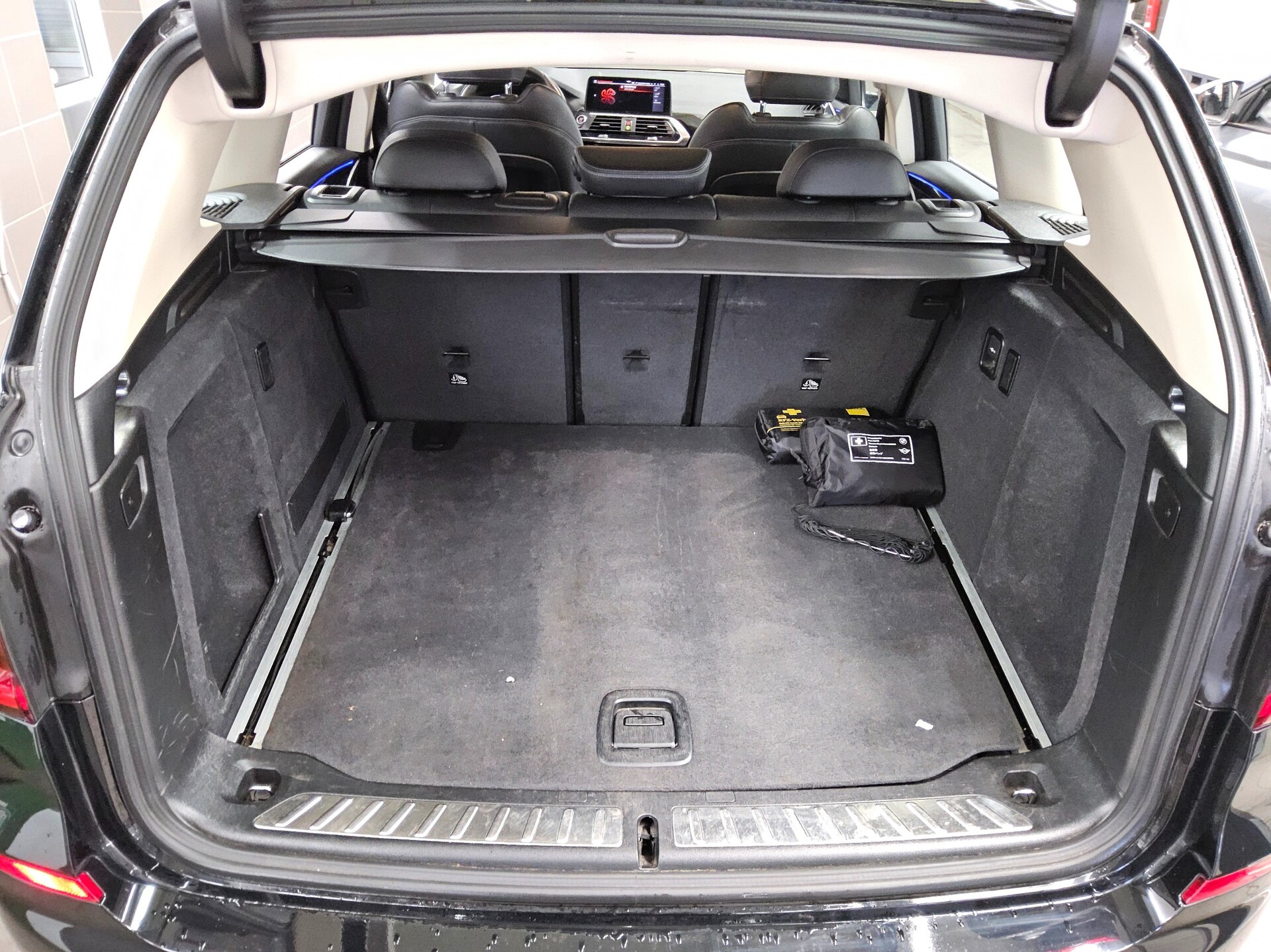 BMW X3 xDrive20d X-Line Leder Navi LED LC AHK 12