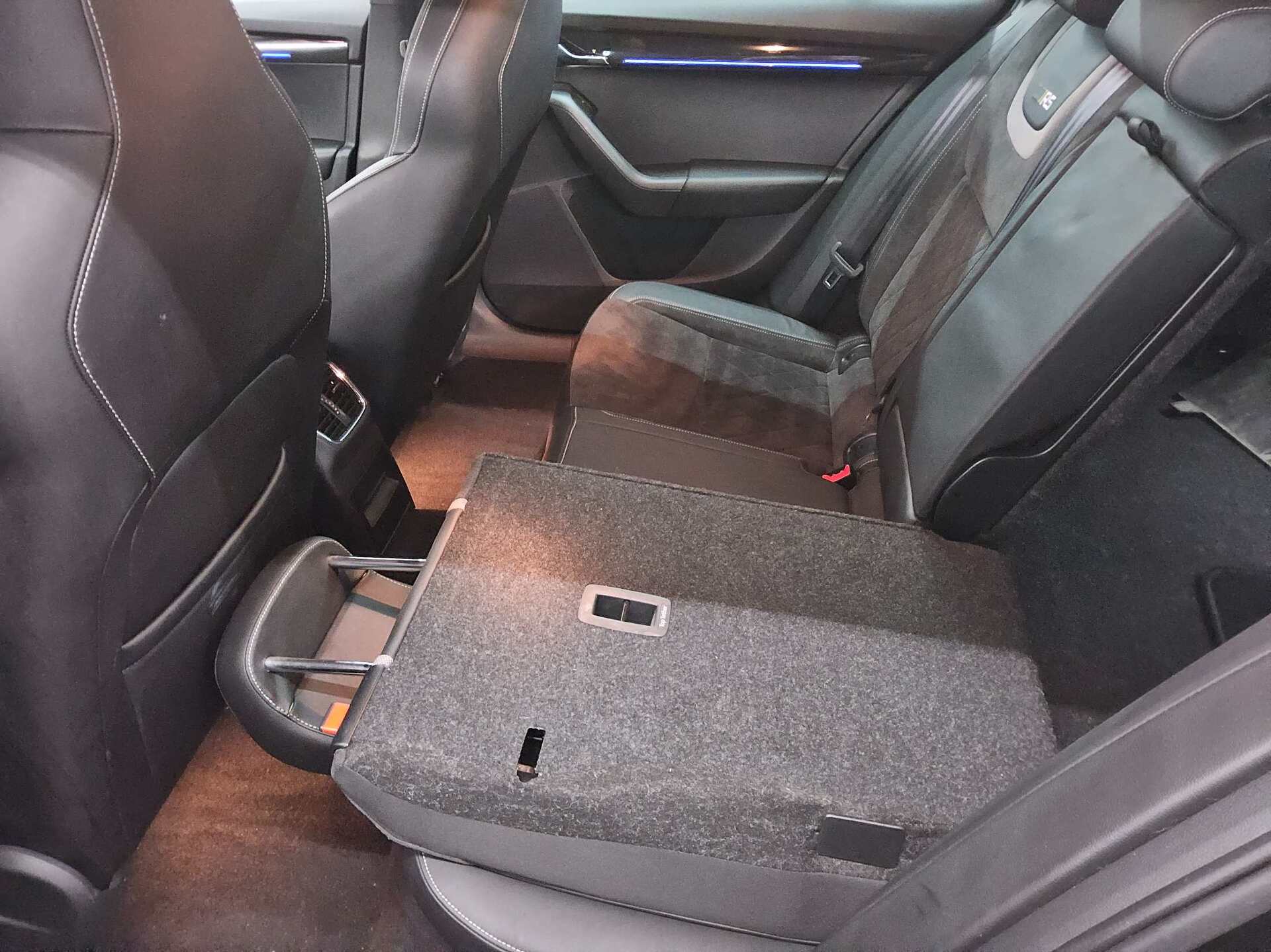 Skoda Octavia Kombi 2.0 TDI RS Navi LED AHK ACC Memory 12