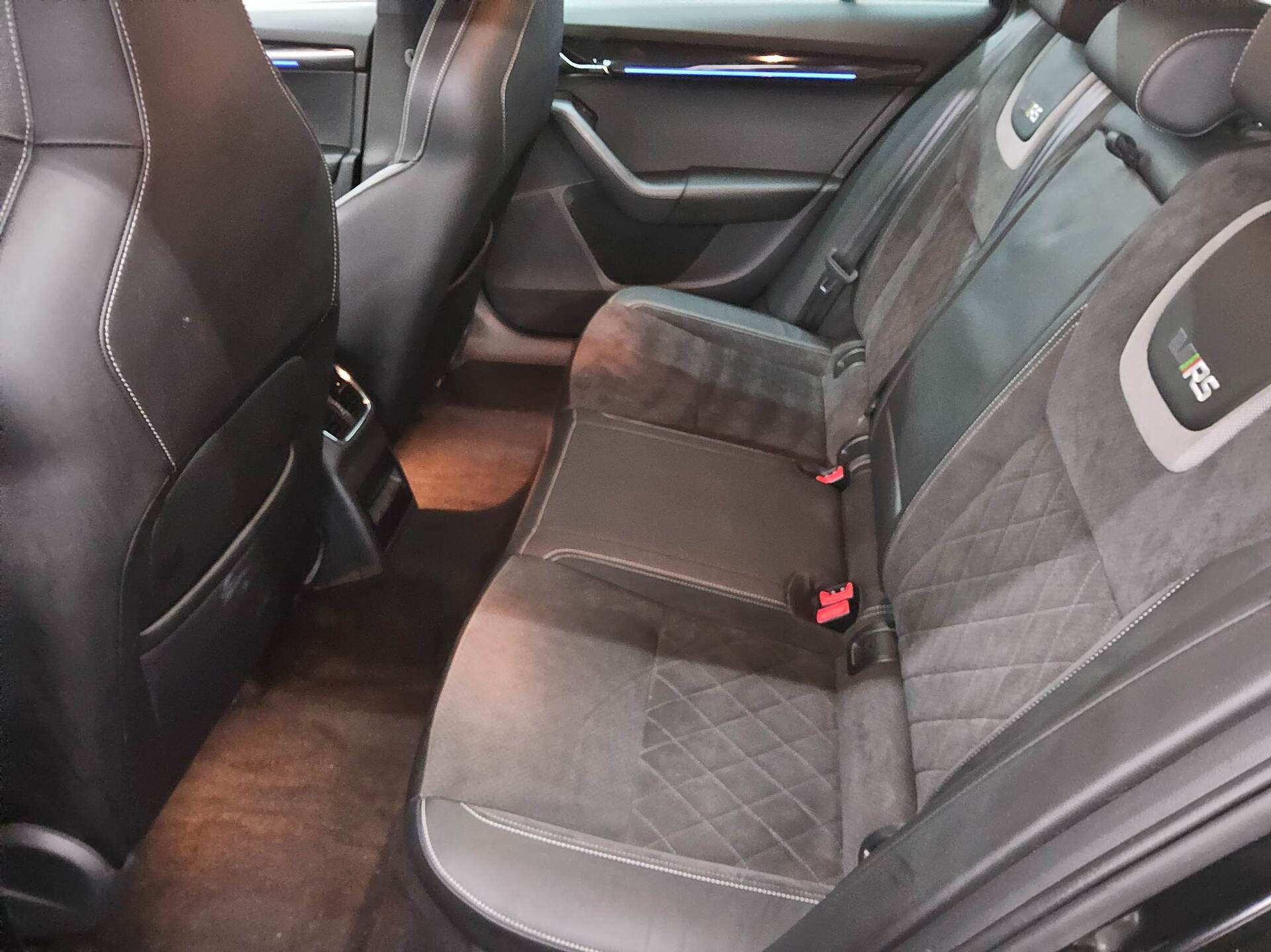 Skoda Octavia Kombi 2.0 TDI RS Navi LED AHK ACC Memory 13