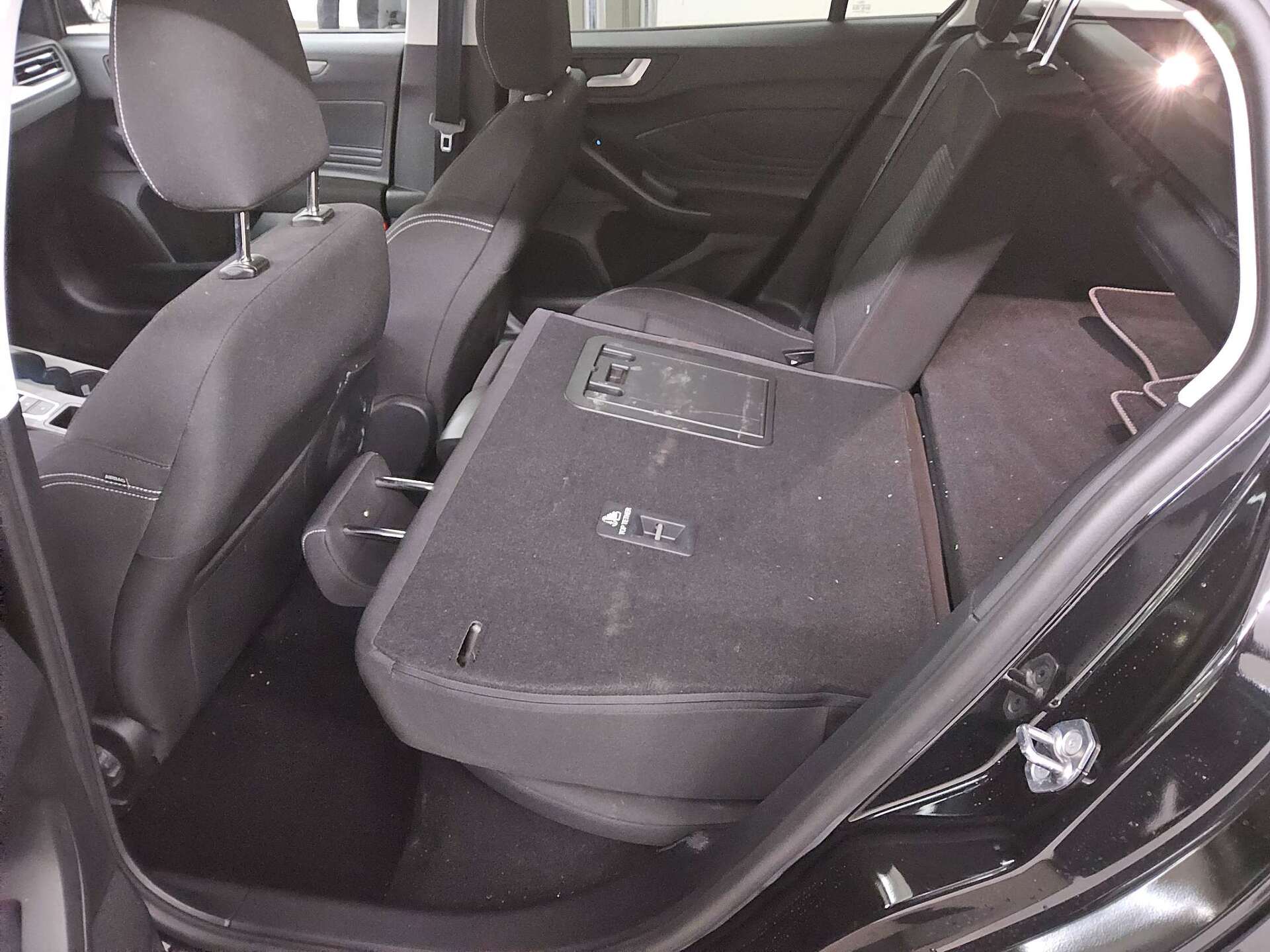 Ford Focus Turnier 1.5 EB Titanium X Navi DC LED RFK 13