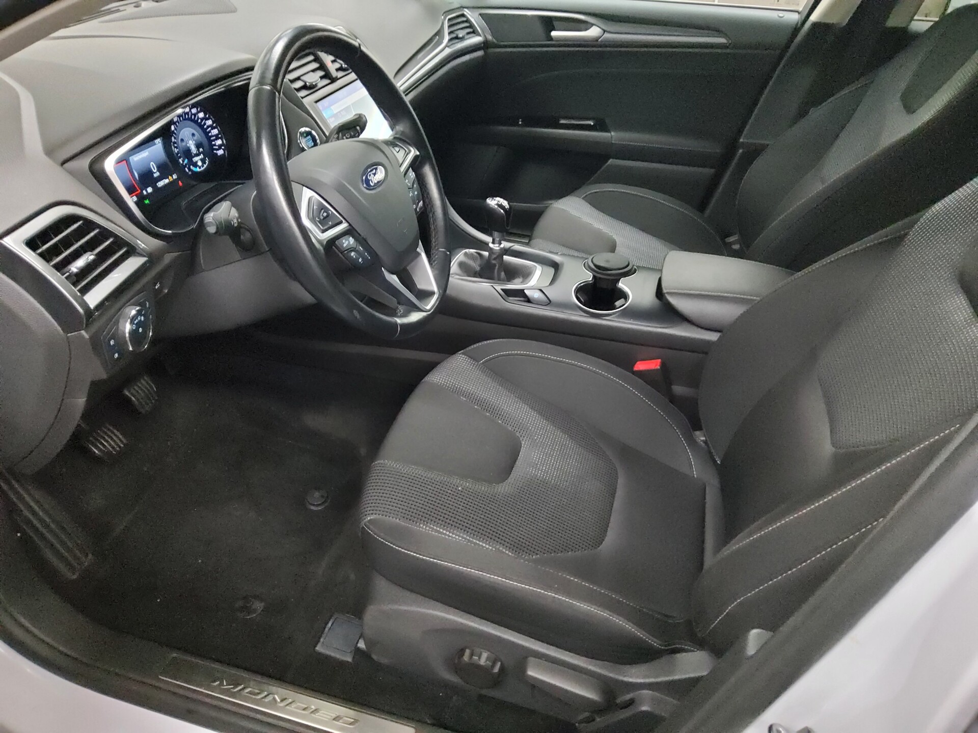 Ford Mondeo Turnier 2.0 EB Titanium Navi LED AHK 8