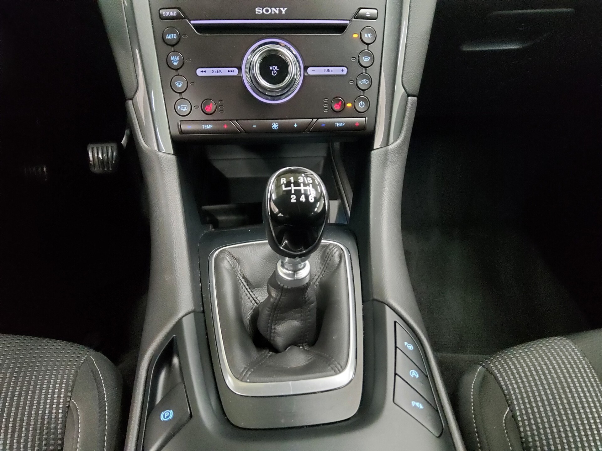 Ford Mondeo Turnier 2.0 EB Titanium Navi LED AHK 7