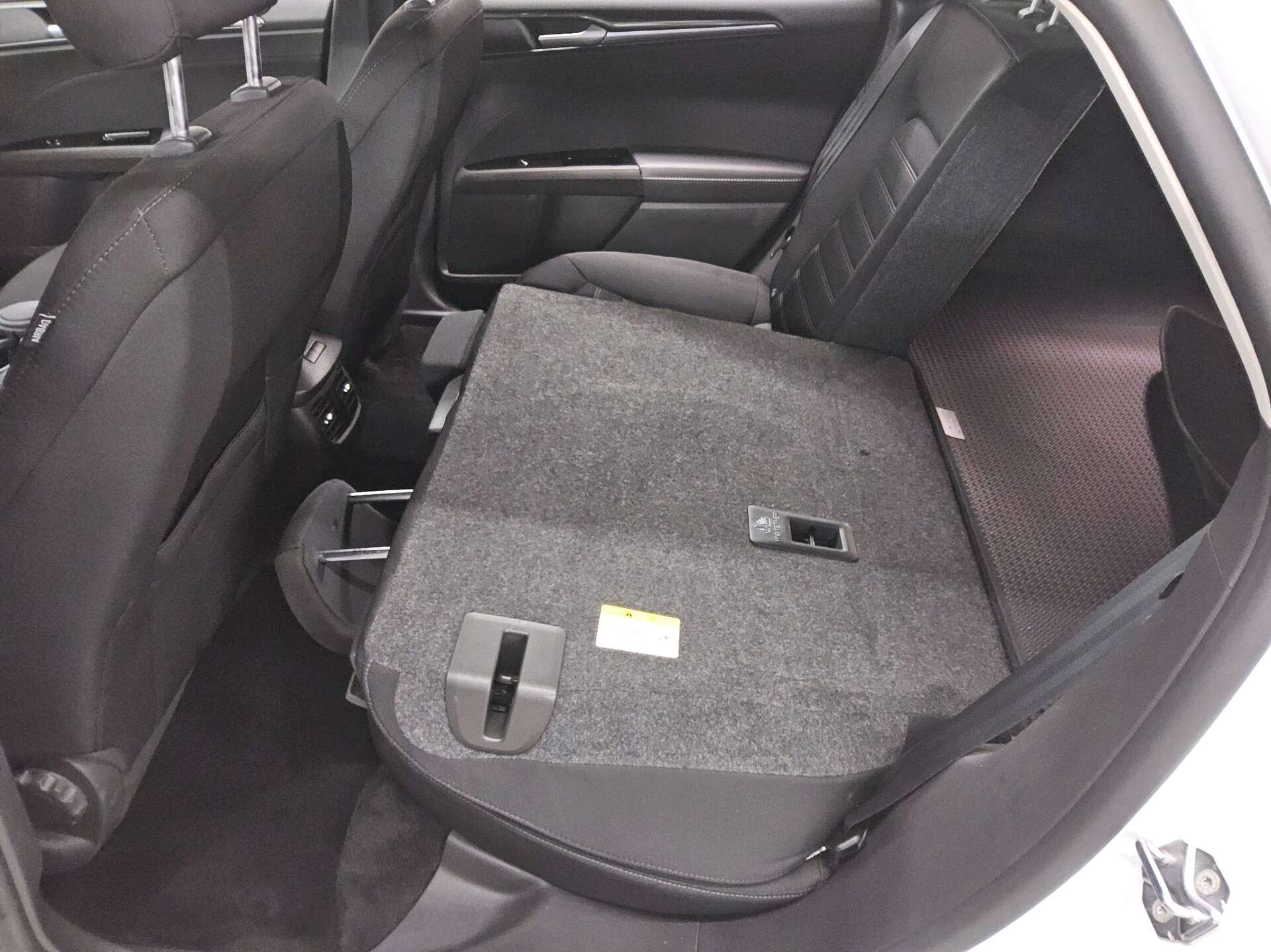 Ford Mondeo 2.0 EB Titanium Navi LED 4xShz ACC PDC 12