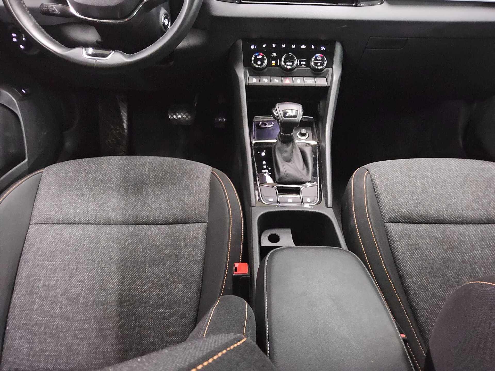 Skoda Karoq 2.0 TDI Clever Navi LED 4xShz RfK ACC PDC 6