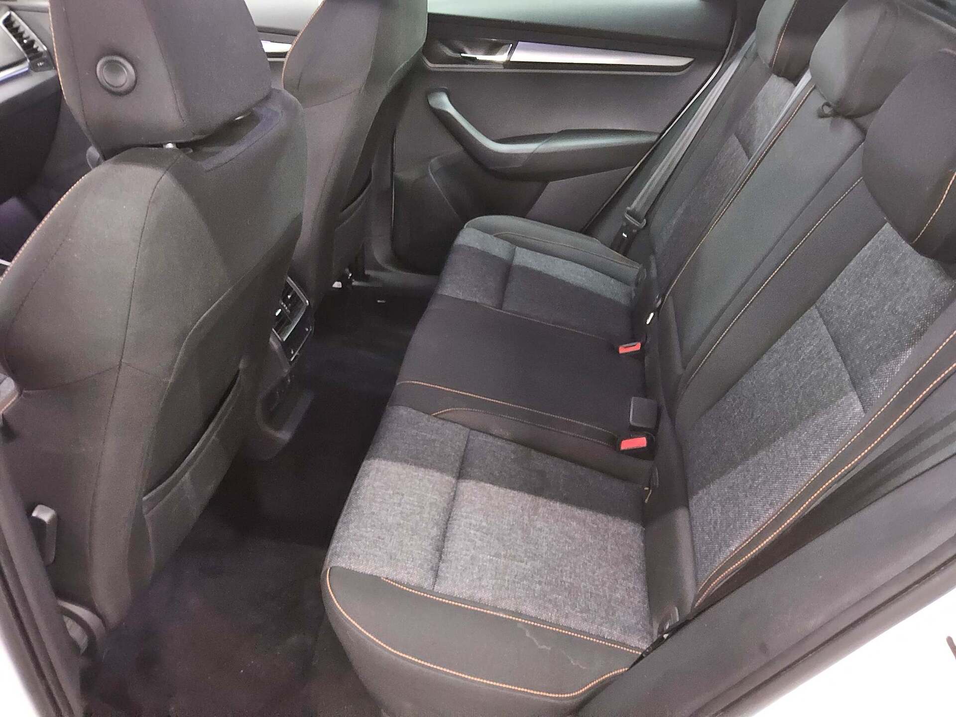 Skoda Karoq 2.0 TDI Clever Navi LED 4xShz RfK ACC PDC 13