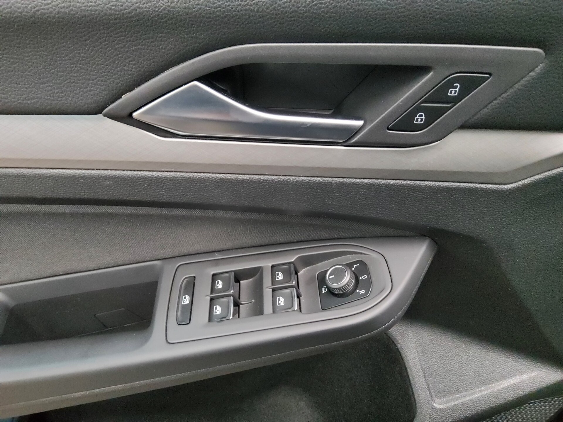 Volkswagen Golf-8 Var. 2.0 TDI Life Navi LED ACC Shz PDC 10