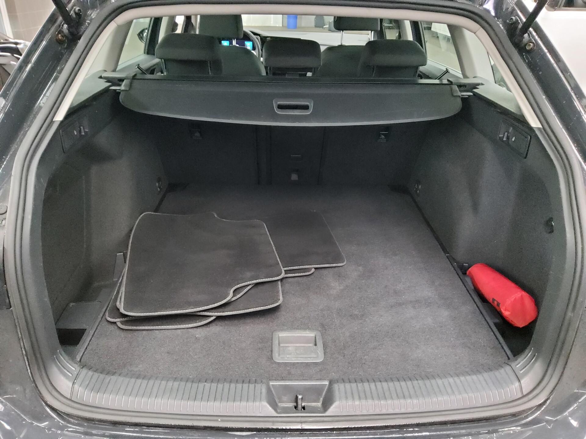 Volkswagen Golf-8 Var. 2.0 TDI Life Navi LED ACC Shz PDC 12