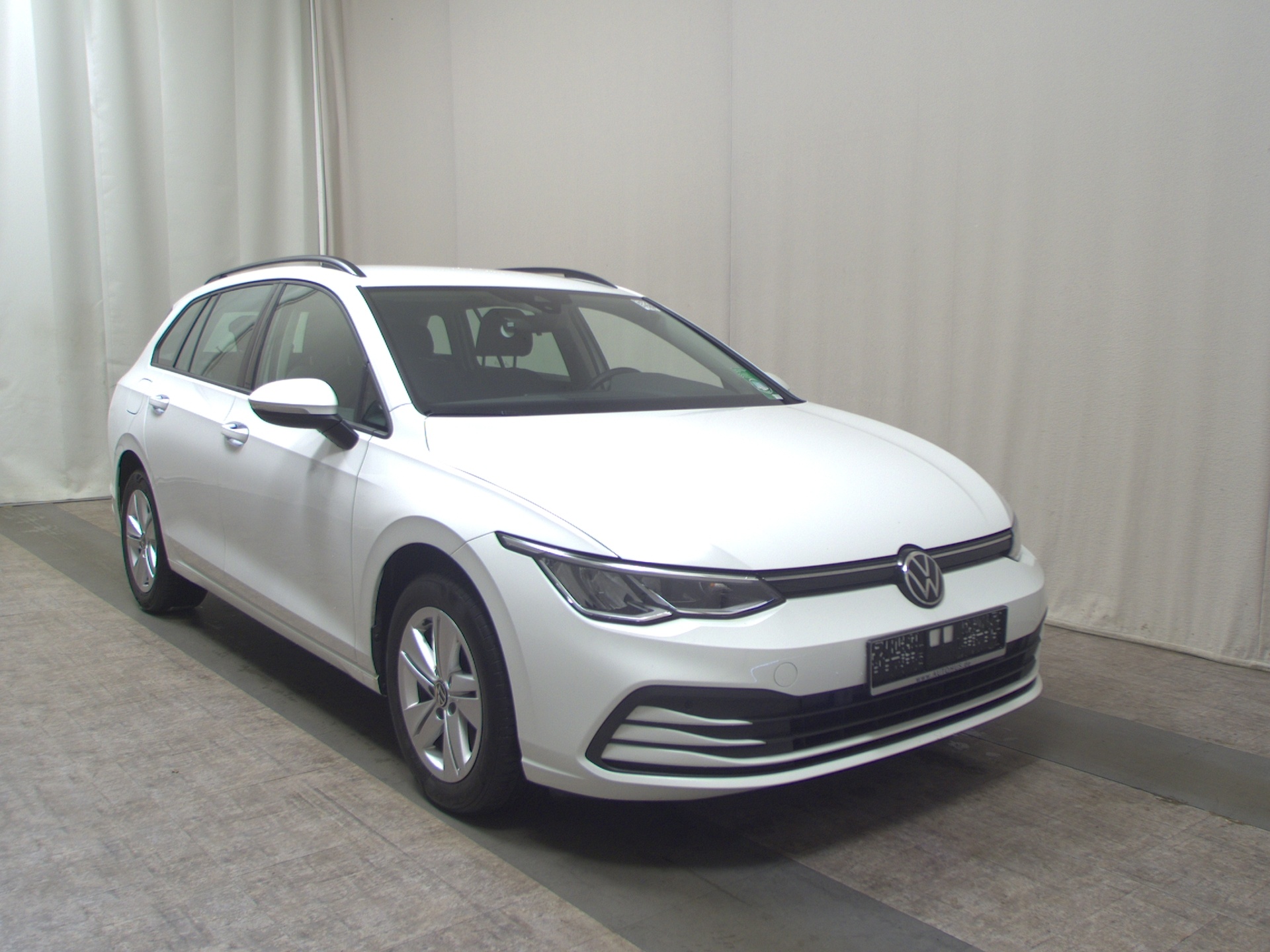 Volkswagen Golf-8 Var. 2.0 TDI Life Navi LED DC ACC PDC Shz 3