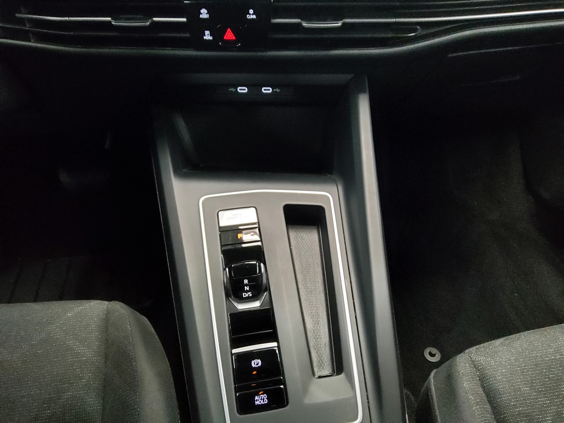 Volkswagen Golf-8 Var. 2.0 TDI Life Navi LED DC ACC PDC Shz 6