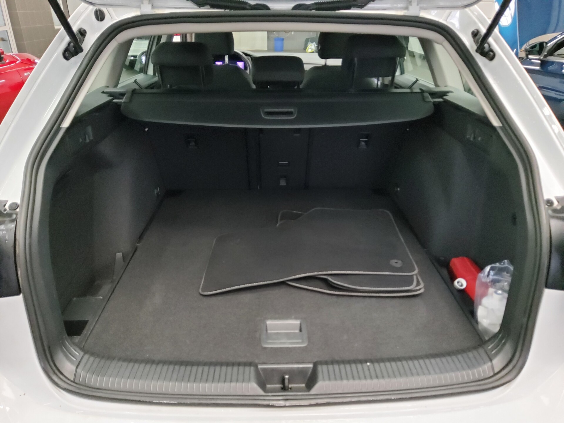 Volkswagen Golf-8 Var. 2.0 TDI Life Navi LED DC ACC PDC Shz 12