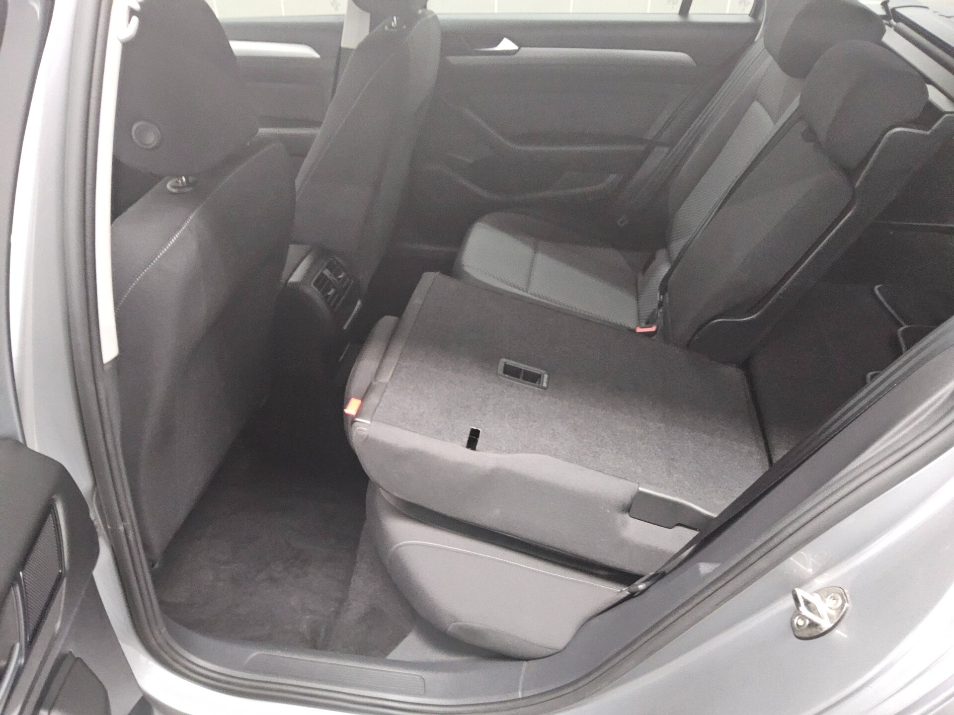 Volkswagen Passat Var. 2.0 TDI Navi LED RFK AHK Shz PDC 12