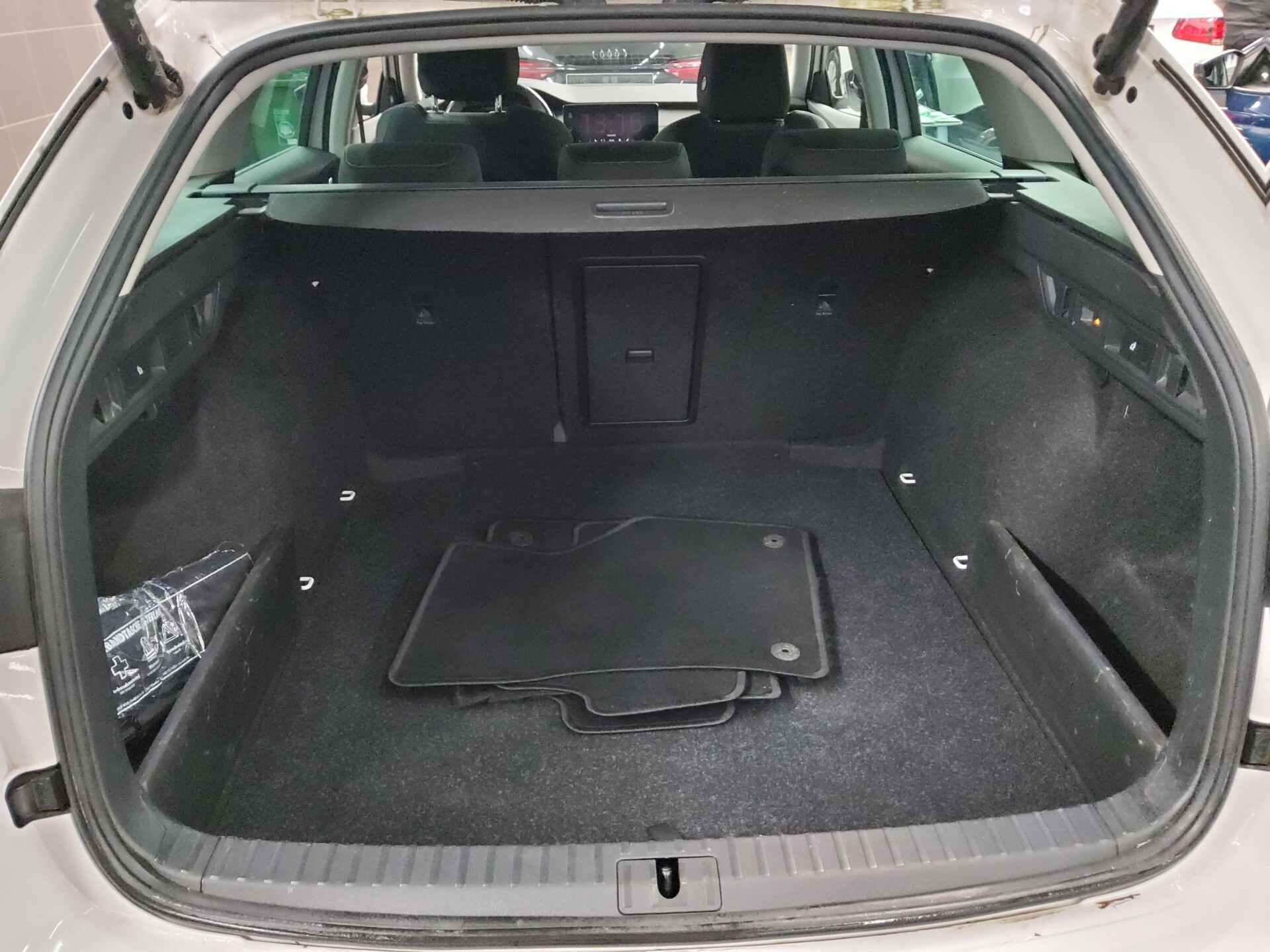 Skoda Octavia Kombi 2.0 TDI Style Navi LED Virtual HuD 12