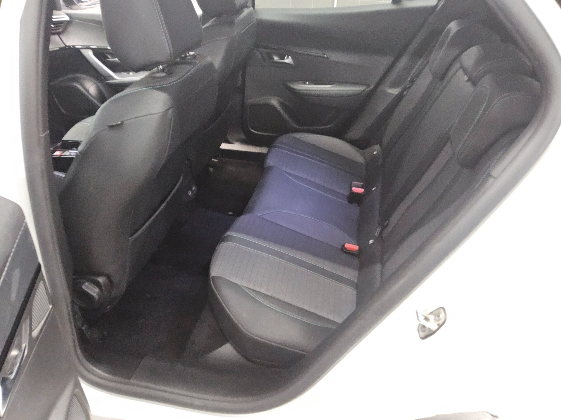 Peugeot 2008 1.5 BlueHDi 130 Allure T-Leder LED RfK ACC 13