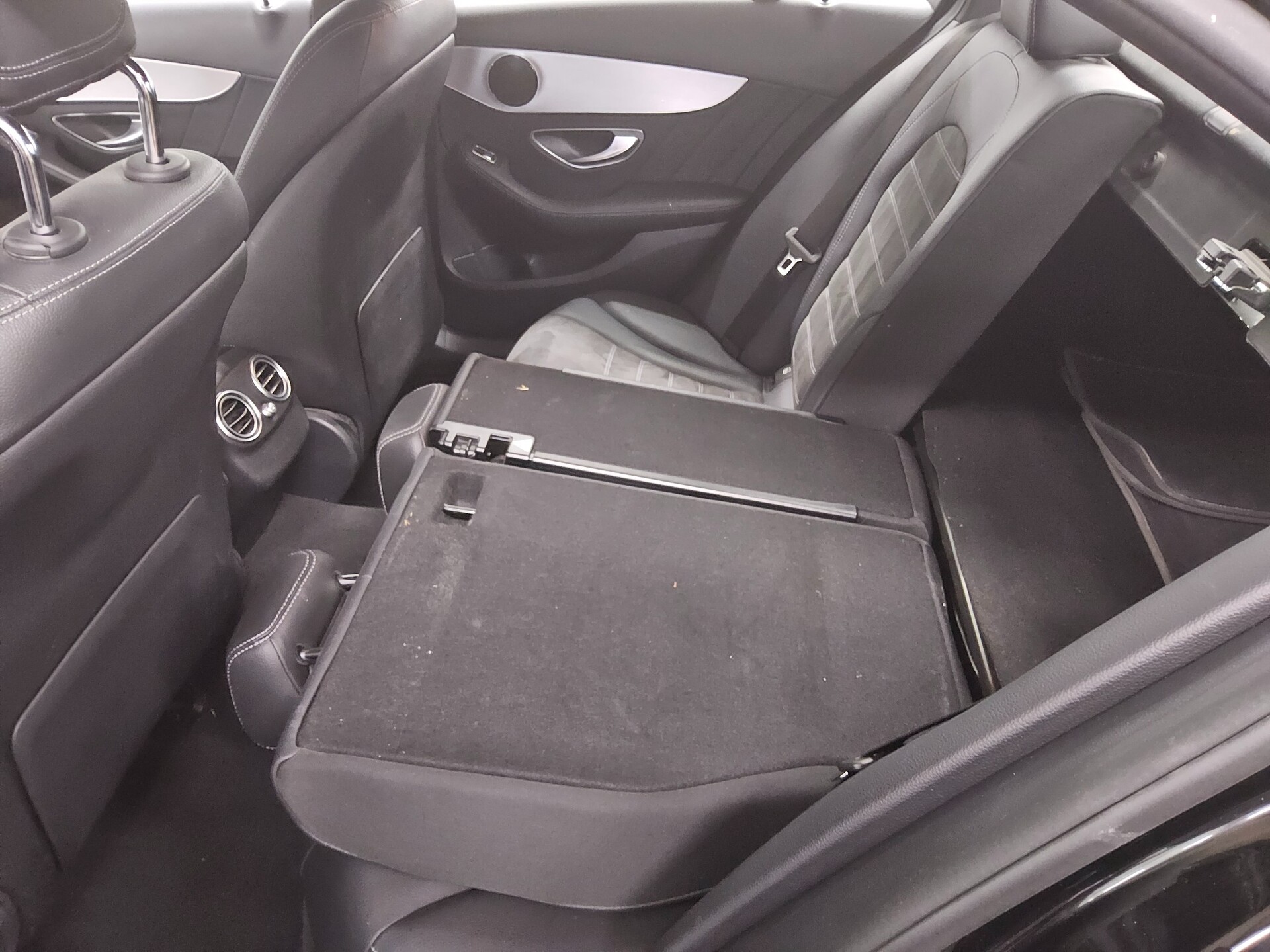 Mercedes-Benz C 200 AMG-Line Navi LED Distronic+ 12