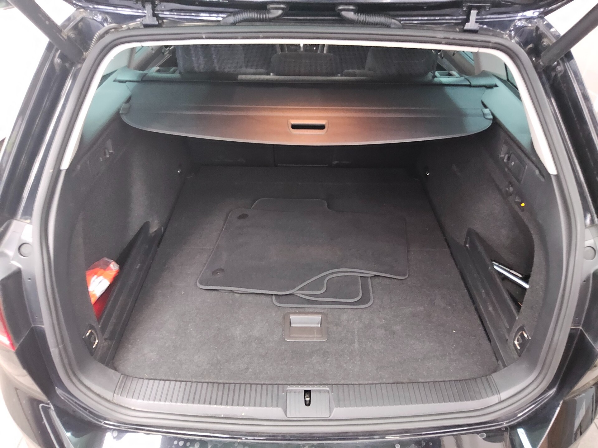 Volkswagen Passat Var. 2.0 TDI Business Navi LED Pano AHK 12