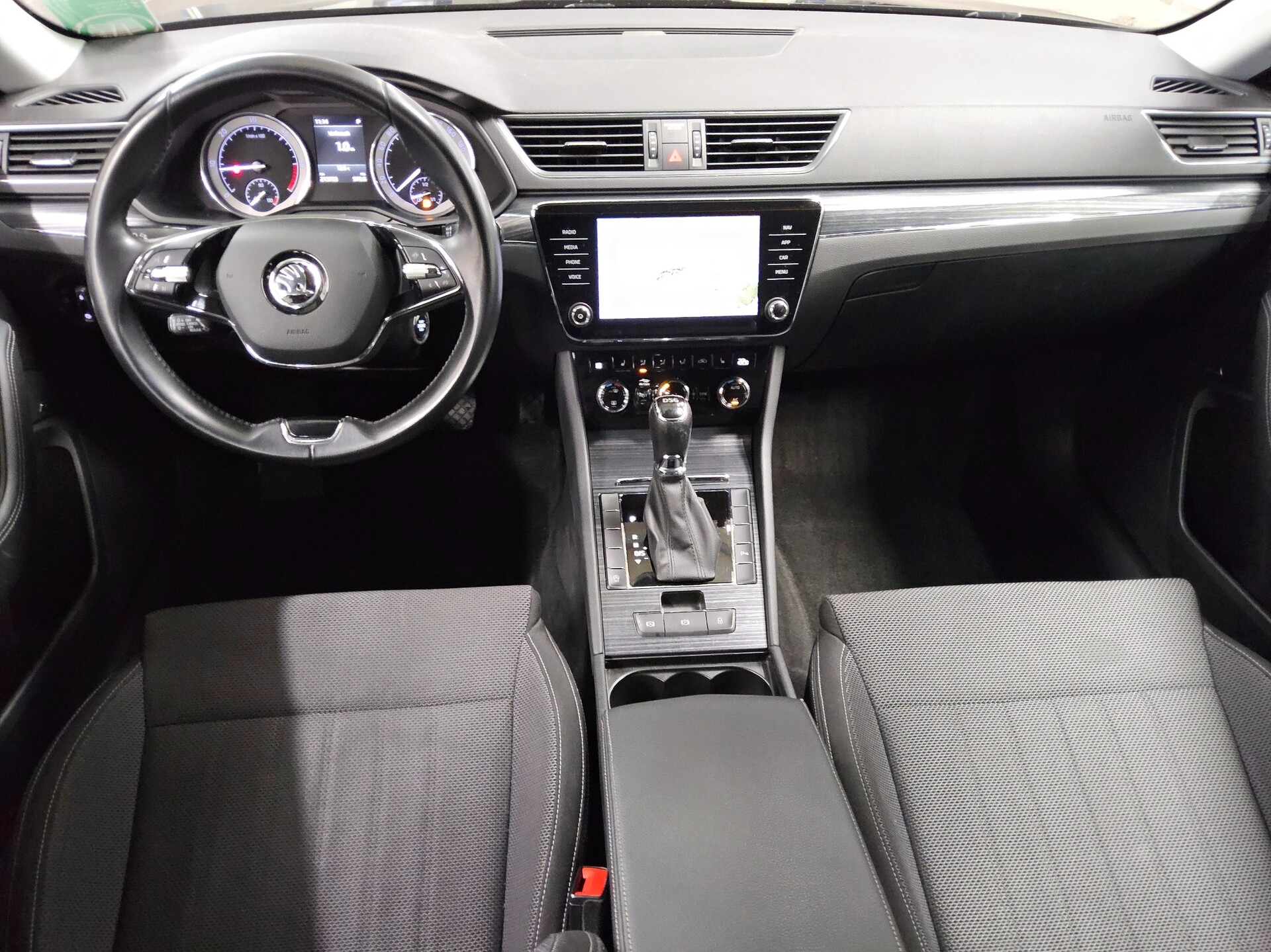 Skoda Superb Kombi 2.0 TDI Style Navi AHK PDC ACC Shz 5