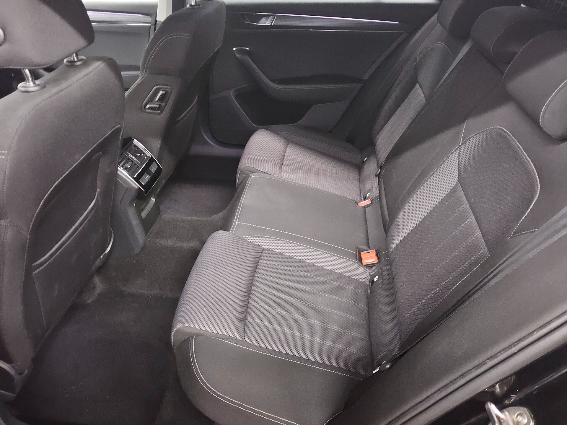 Skoda Superb Kombi 2.0 TDI Style Navi AHK PDC ACC Shz 13