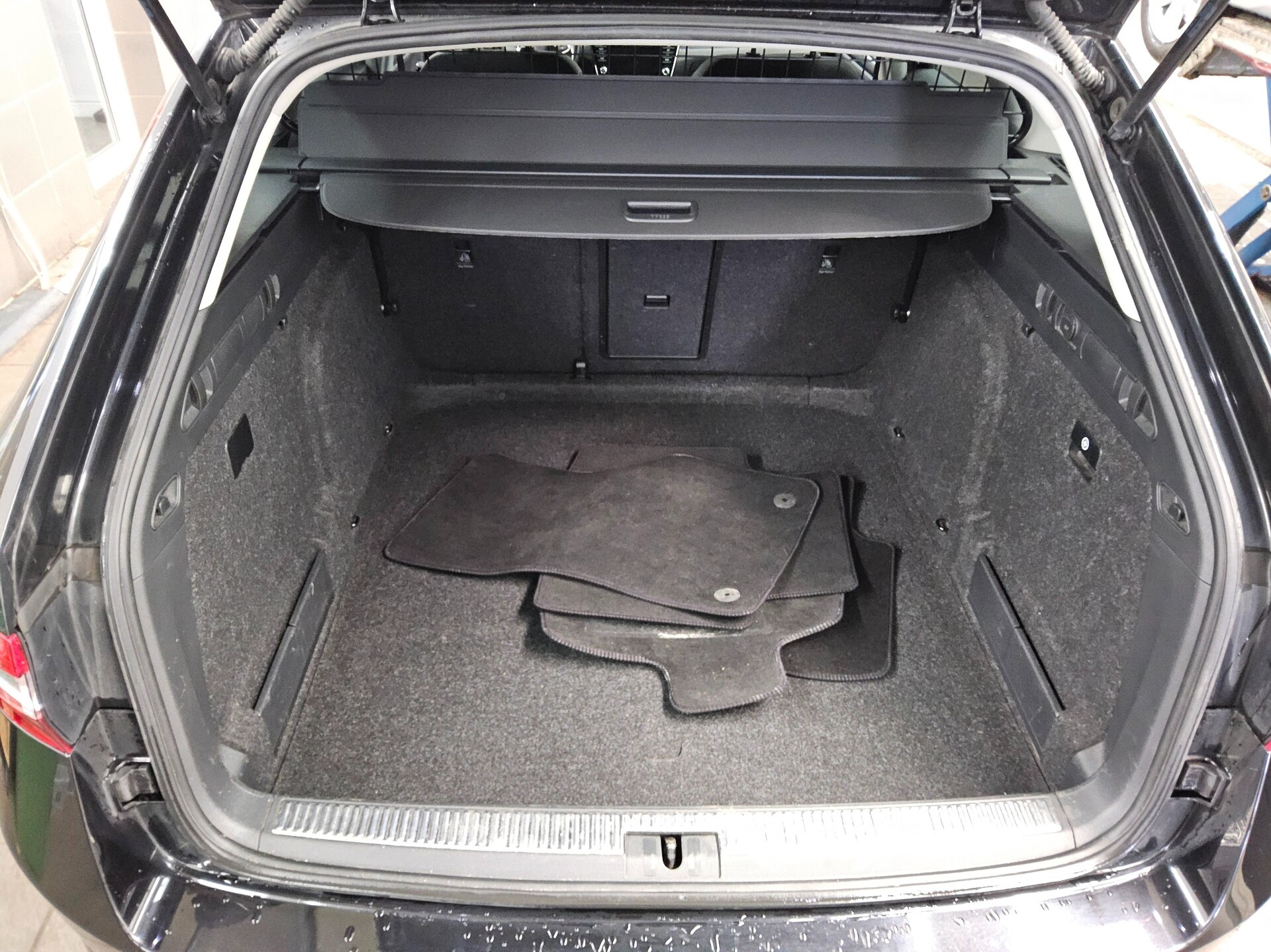 Skoda Superb Kombi 2.0 TDI Style Navi AHK PDC ACC Shz 10