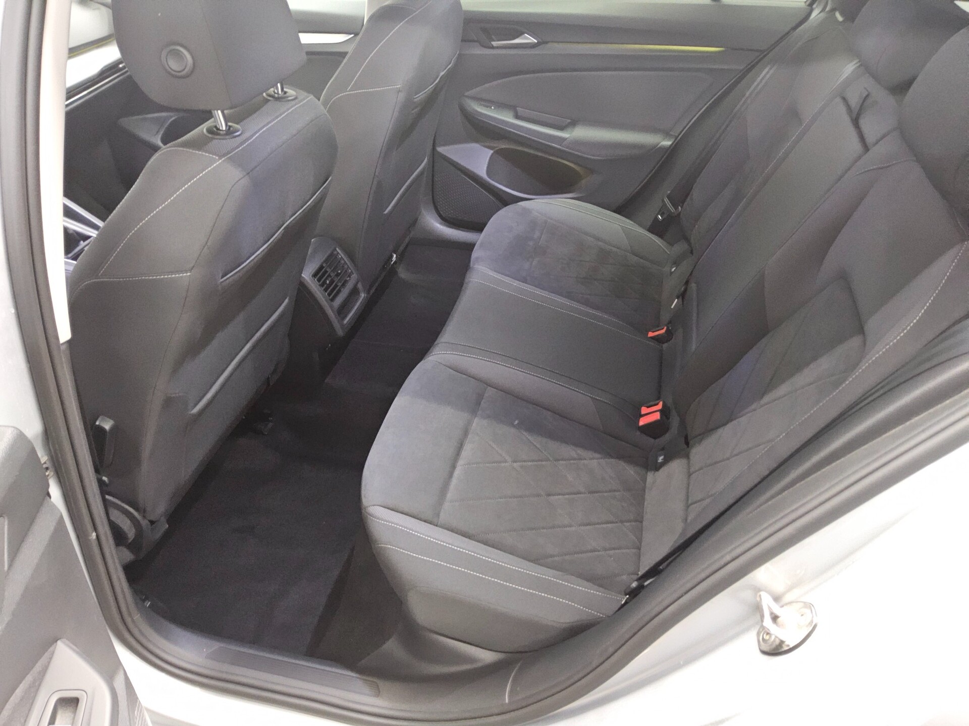 Volkswagen Golf-8 Var. 2.0 TDI Life Navi LED AID ACC Shz 13