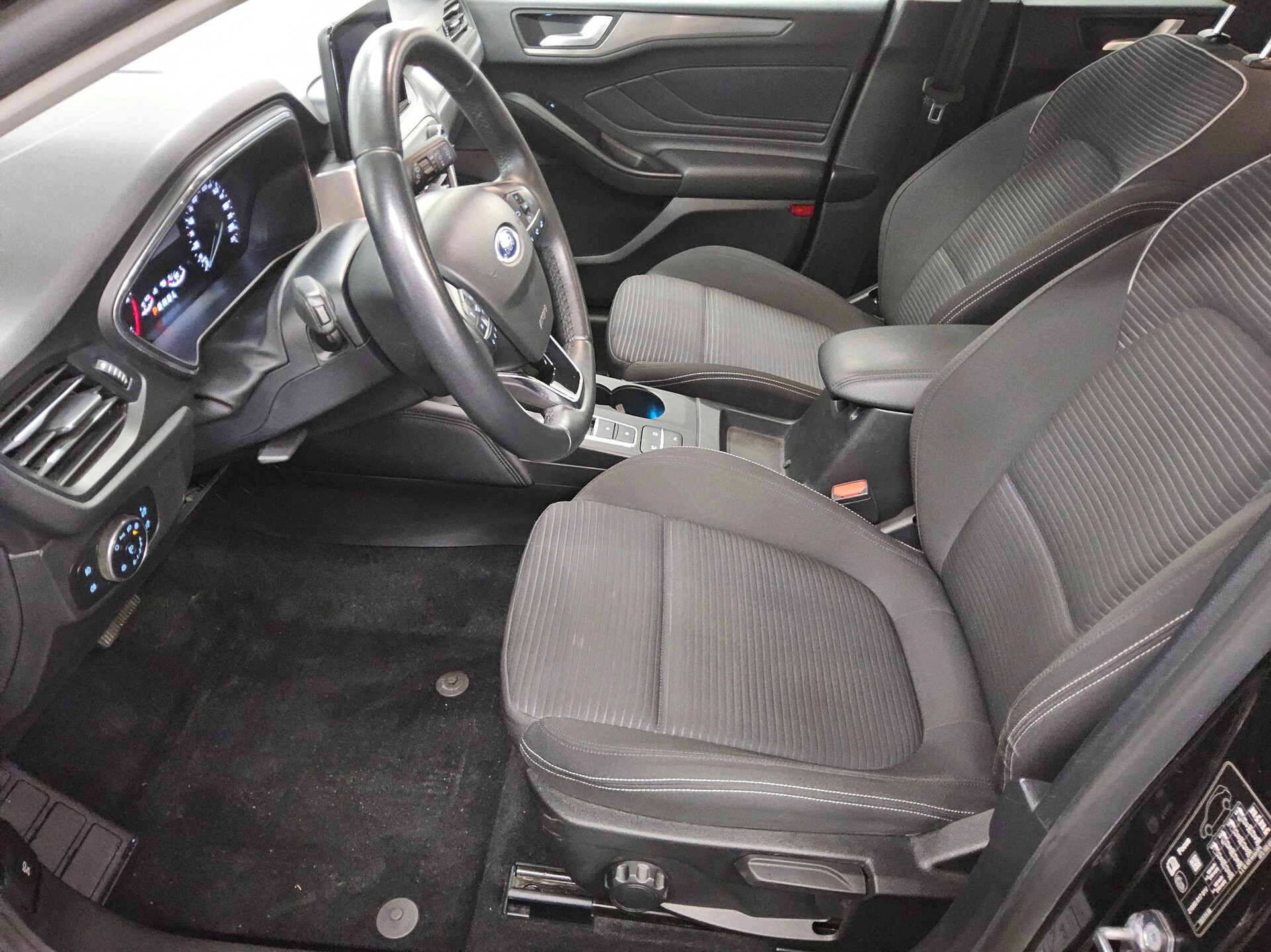 Ford Focus Turnier 2.0 EB Titanium Navi LED RFK SHZ 8