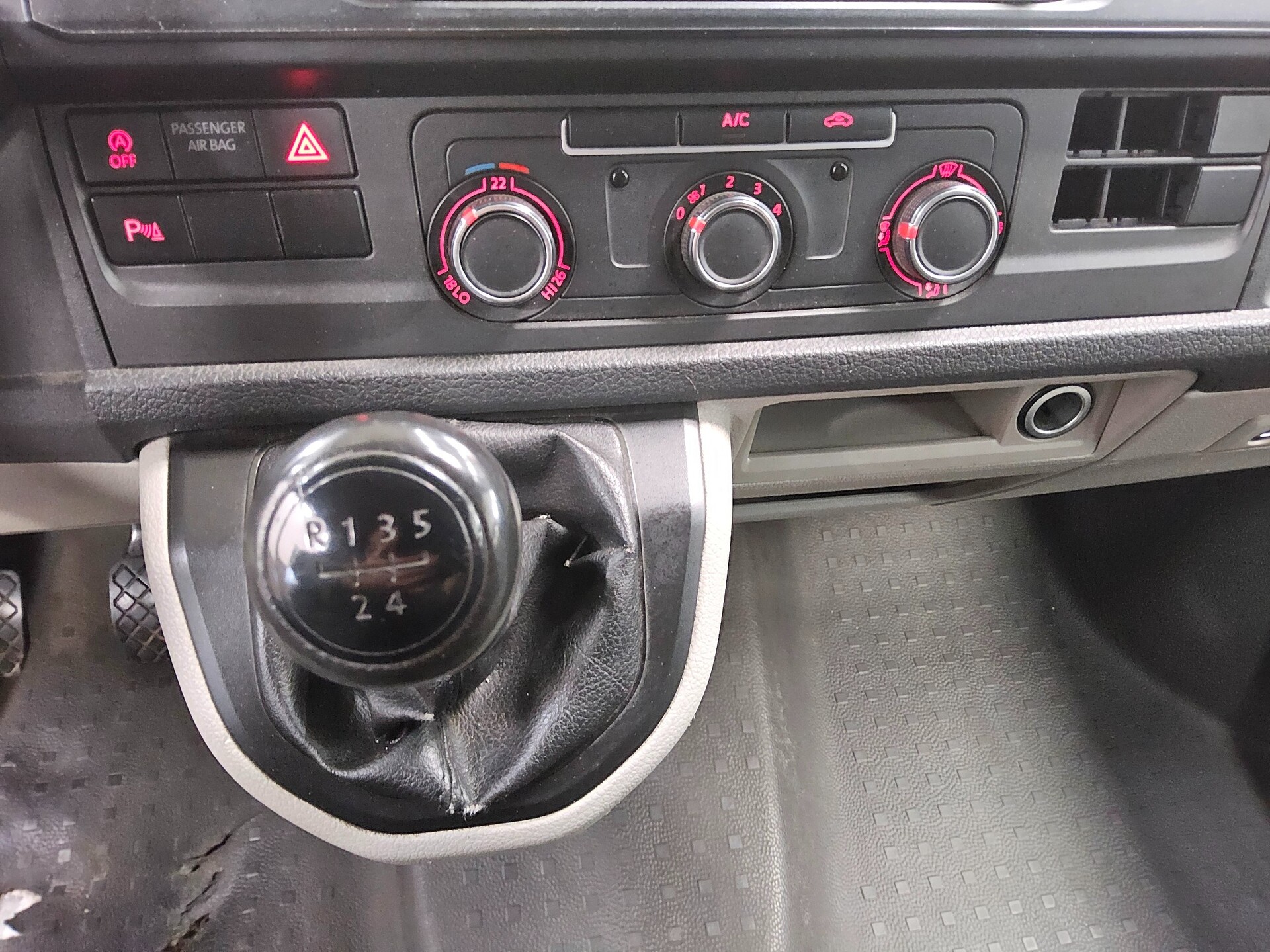 Volkswagen T6 Transporter 2.0 TDI 3-Sitzer Navi AHK PDC 6