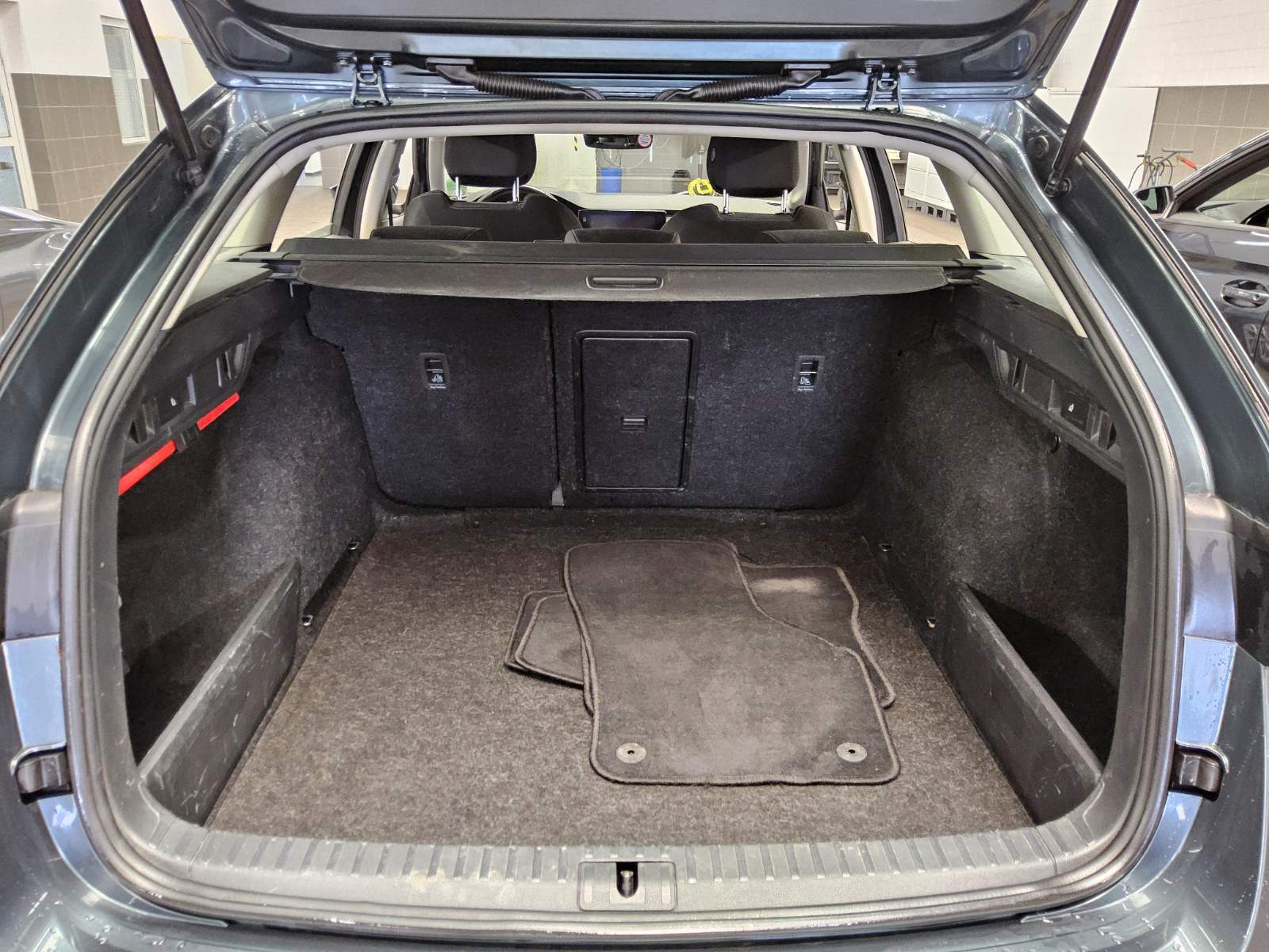 Skoda Octavia Kombi 2.0 TDI Style Navi LED Virtual RFK 12