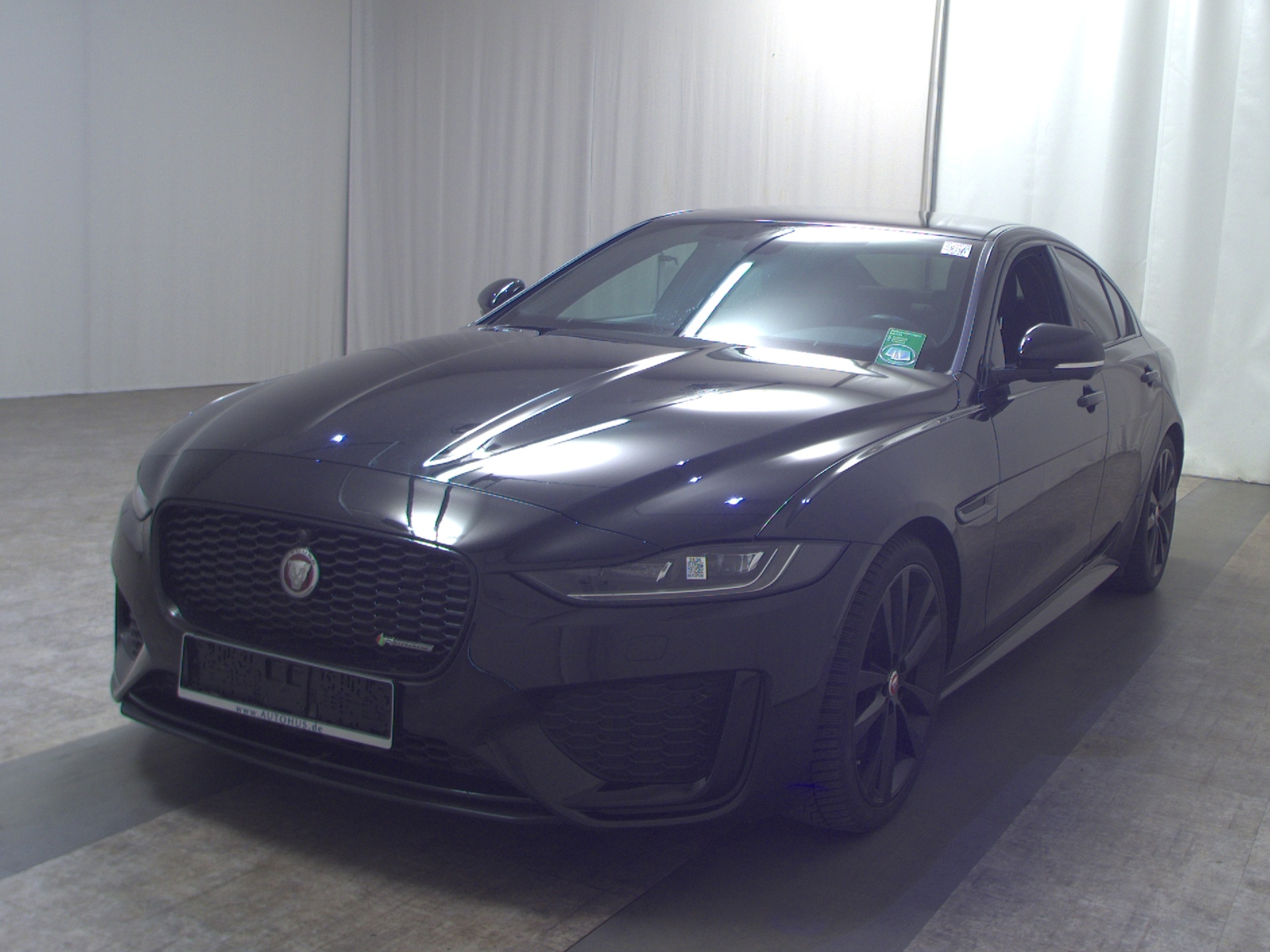 Jaguar XE P250 AWD R-Dynamic Leder Navi LED 360° ACC 2