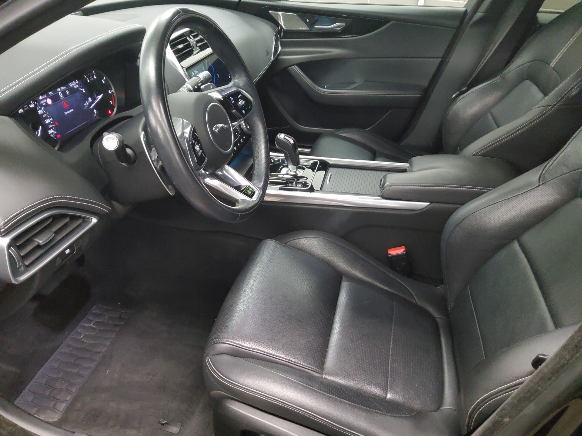 Jaguar XE P250 AWD R-Dynamic Leder Navi LED 360° ACC 8