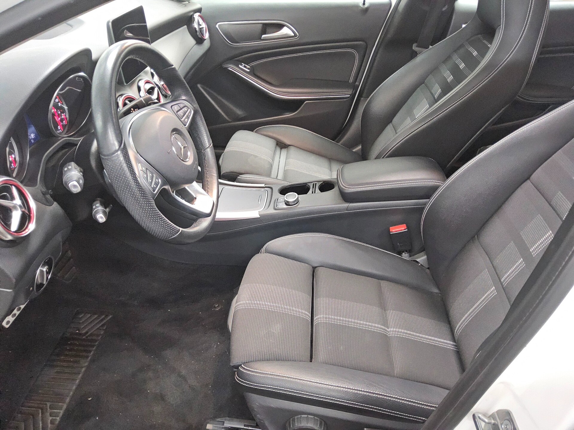 Mercedes-Benz GLA 180 Urban T-Leder Navi LED Pano RfK Tempomat 8