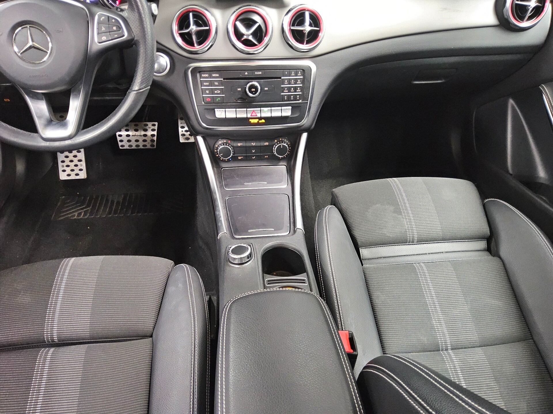 Mercedes-Benz GLA 180 Urban T-Leder Navi LED Pano RfK Tempomat 6