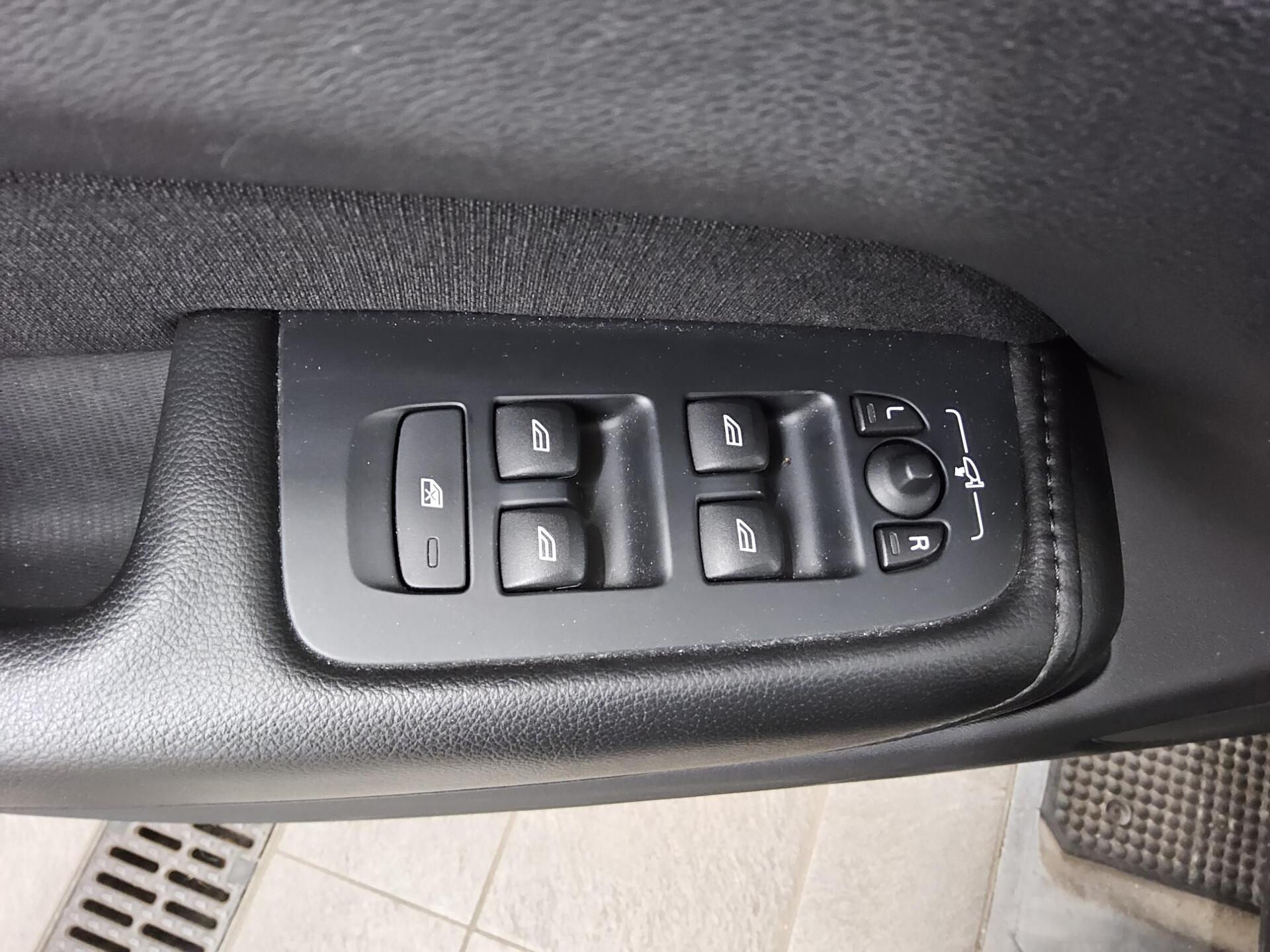 Volvo XC60 B4 D Momentum Pro Navi Pano 360° H-K StHzg 10