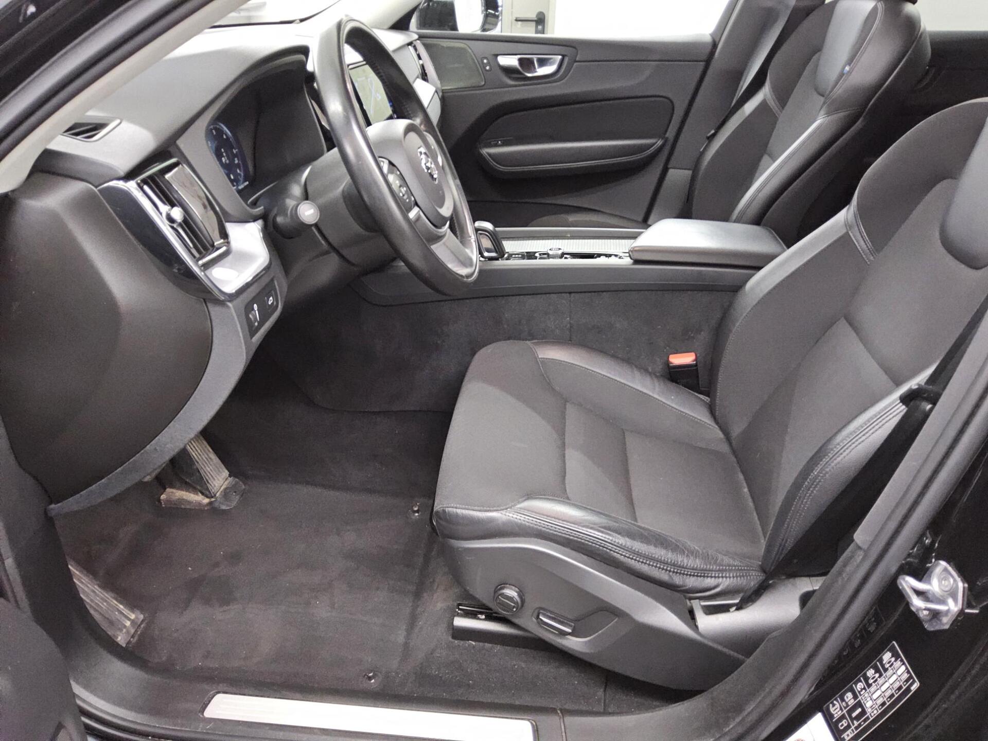 Volvo XC60 B4 D Momentum Pro Navi Pano 360° H-K StHzg 9