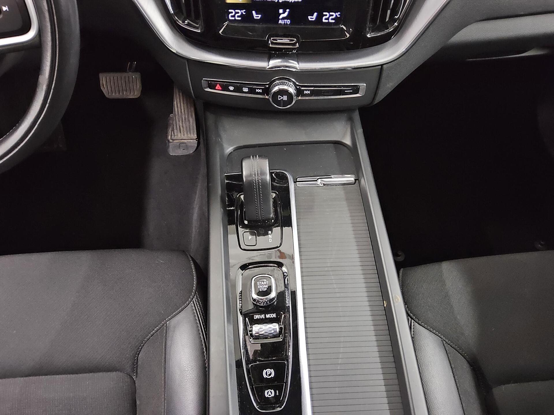 Volvo XC60 B4 D Momentum Pro Navi Pano 360° H-K StHzg 6