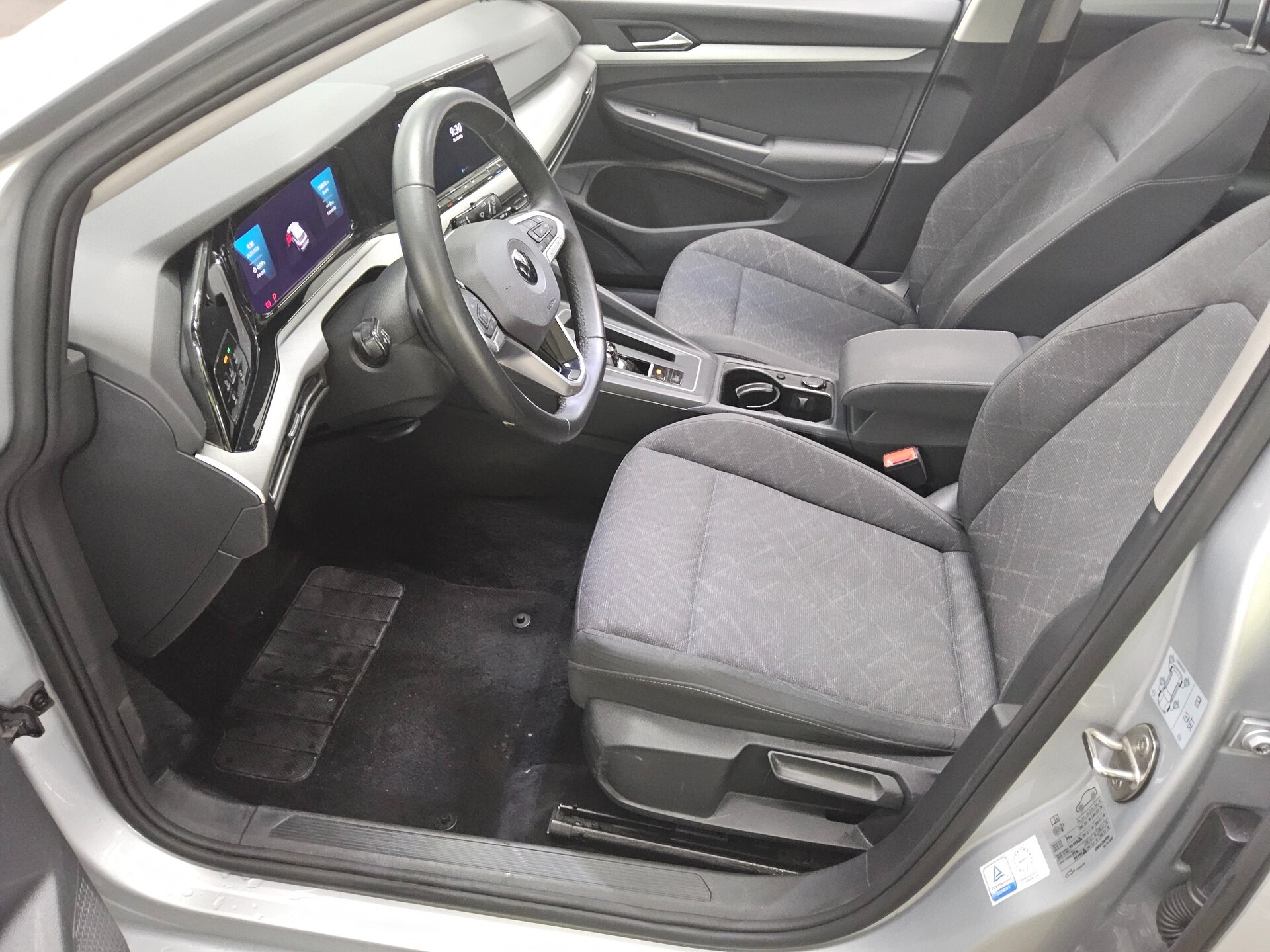 Volkswagen Golf-8 Var. 2.0 TDI Life Navi DC LED Pano StHzg 9