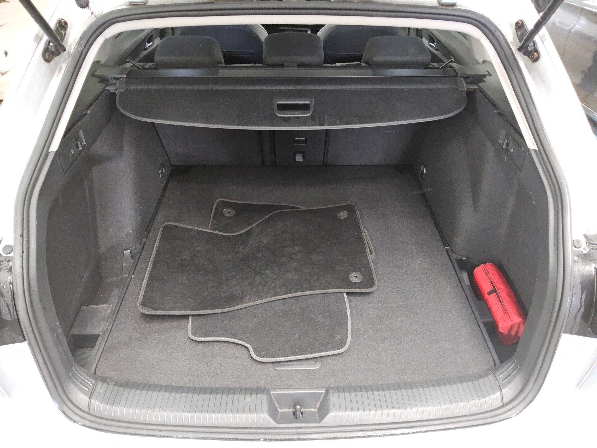 Volkswagen Golf-8 Var. 2.0 TDI Life Navi DC LED Pano StHzg 13